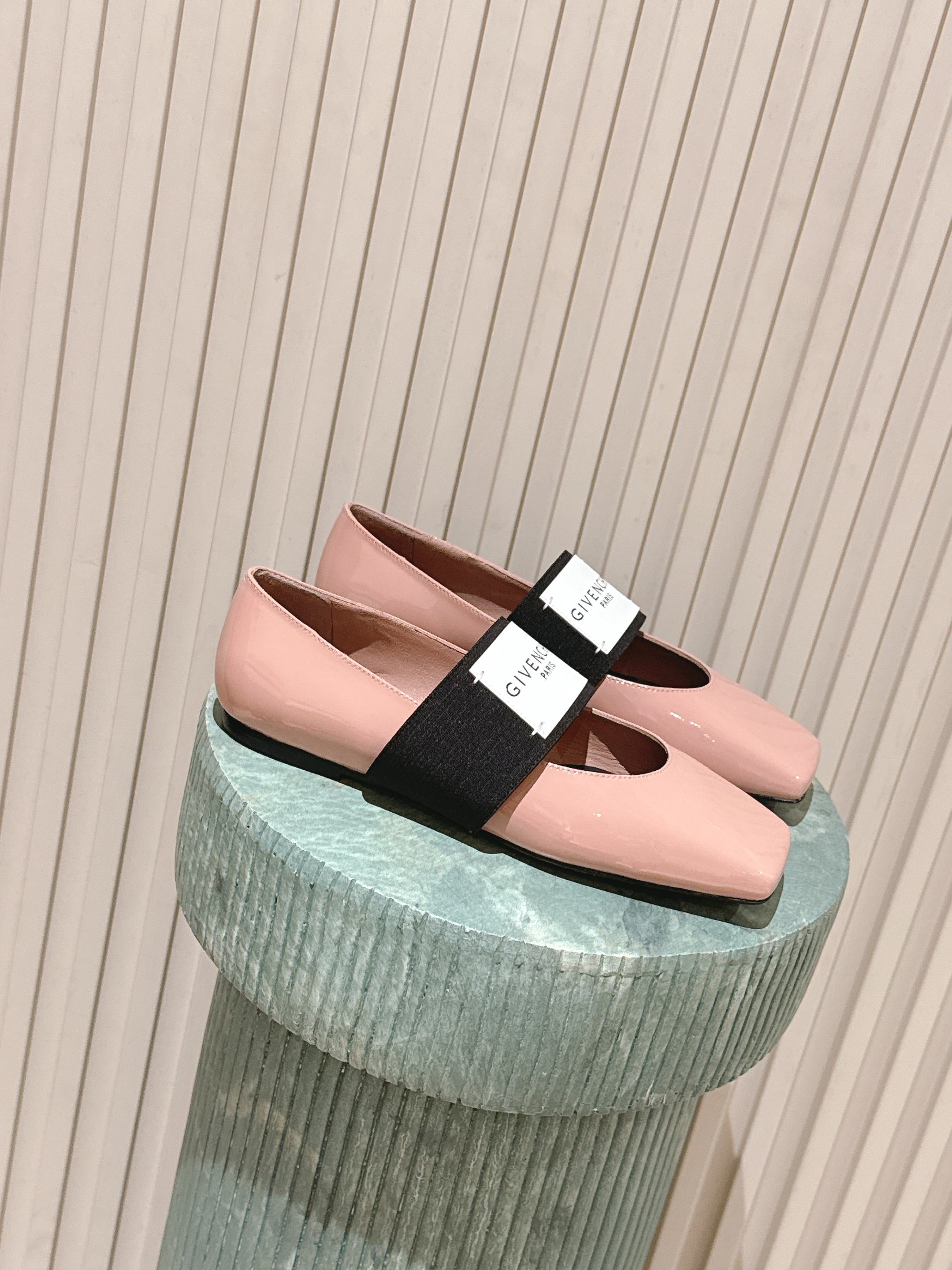 NO:559591,Top version: GIVENCHY | Ballerina ballet shoes - retro red - cut square toe, relaxed and elegant temperament - balances style and extreme comfort, elastic straps embellished with 'GIVENCHYPARIS' logo, full of personality. - Retro Chinese red shows the mysterious and passionate female image, vivid, public, warm and healing. Paired with a dress, it perfectly interprets elegant and intellectual charm - size 35-41, single shoes, givenchy, skirts19860909顶级版本:GIVENCHY | Ballerina 芭蕾舞鞋-复古正红 - 裁切方头,轻松优雅气质 - 兼顾风格与极度舒适,弹性饰带缀”GIVENCHYPARIS“标识,个性十足. - 复古中国红尽显神秘热烈的女性形象鲜活,张扬,温暖,治愈识搭配连衣裙完美诠释优雅知性魅力 - size35-41,单鞋,givenchy,skirts,Women's Shoes