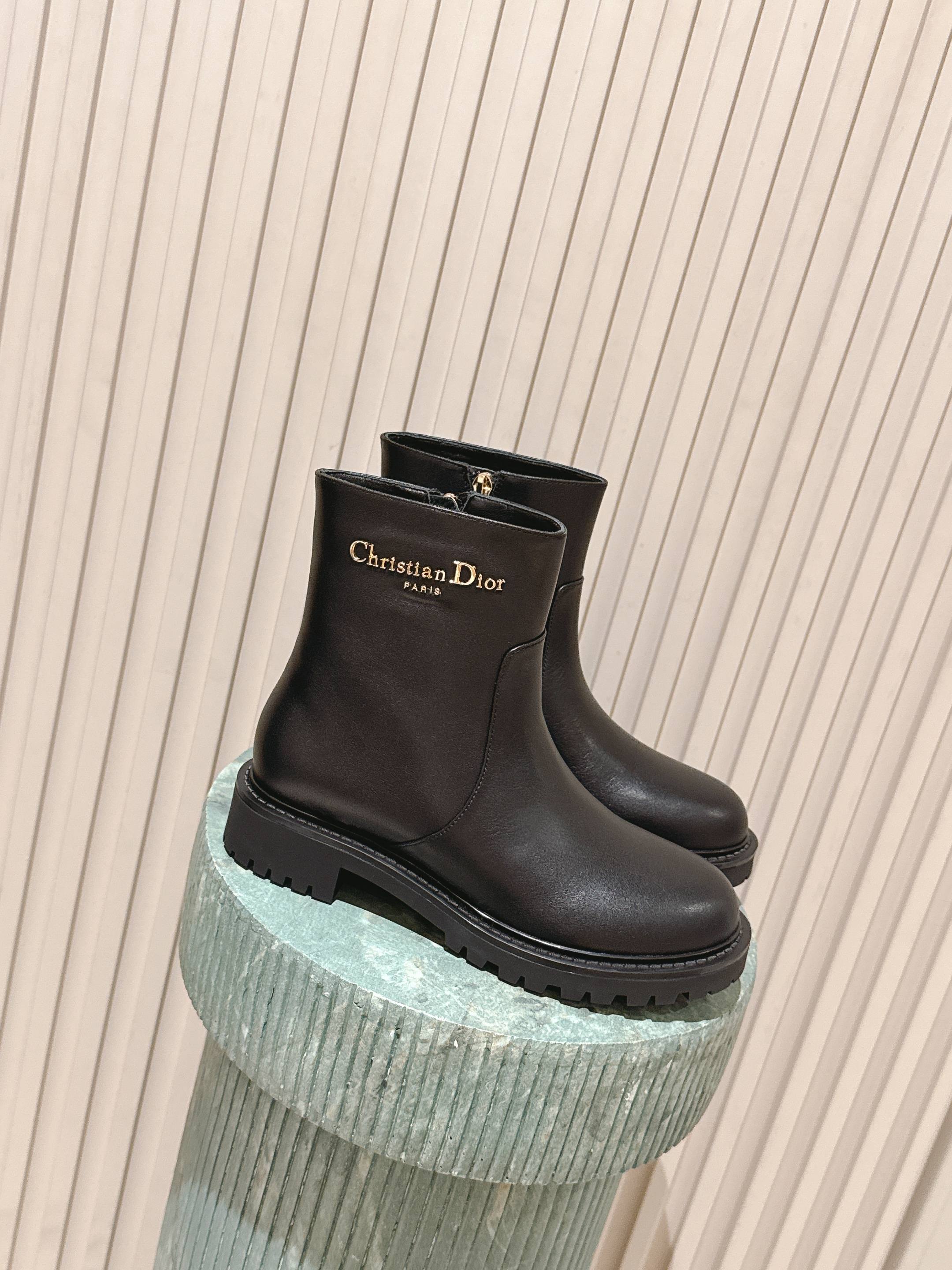 NO:559583,Purchasing Level::Dior-Major 25/Couple Edition Light Sole Booties Handsome boots with distinctive design elements for a striking look. Crafted from black technical fabric and calf leather, they can be easily put on and taken off. Taking inspiration from the Dior Book Tote handbag, it is decorated with a two-tone 'Christian Dior' logo on the top. Adjustable nylon straps with 'CD' logo and corrugated rubber soles form the basis of the eye-catching silhouette. 'Christian Dior' logo on the shaft  The ankle is surrounded by a technical fabric band with a brass ring. The notched rubber sole is decorated with Christian Dior's lucky star symbol. Size35-41 (40 and 41 custom-made are non-refundable), boots, dior, boots, cowhide19860909代购级别::Dior-Major 25/对版轻底短靴 帅气靴子采用别具一格的设计元素打造醒目的外观 采用黑色科技面料和牛皮革打造,可轻松穿脱.从 Dior Book Tote 手袋汲取灵感,顶部饰以双色“Christian Dior”标志. 带有“CD”标志的可调节尼龙带和波纹橡胶鞋底构成醒目轮廓的基 靴筒饰有“Christian Dior”标志 踝部以科技面料饰带环绕,搭配黄铜饰环 凹口橡胶鞋底饰以 Christian Dior 的幸运星符号 Size35-41（40 41订做不退换）,靴子,dior,boots,cowhide,Women's Shoes