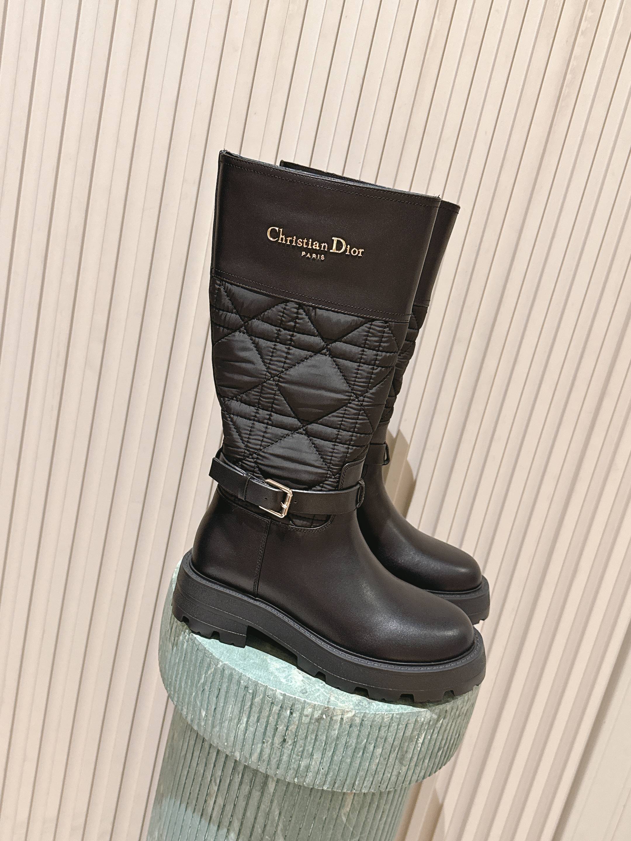 NO:559585,Purchasing level: Regular version: Premium version: Dior-Major 25/matching light-soled booties Handsome boots with distinctive design elements for a striking look Made in black technical fabric and calf leather, they can be easily put on and taken off. Taking inspiration from the Dior Book Tote handbag, it is decorated with a two-tone 'Christian Dior' logo on the top. Adjustable nylon straps with 'CD' logo and corrugated rubber soles form the basis of the striking silhouette. 'Christian Dior' logo on the shaft  The ankle is surrounded by a technical fabric band with a brass ring. The notched rubber sole is decorated with Christian Dior's lucky star symbol. Size35-41 (40 and 41 custom-made are non-refundable), boots, dior, boots, cowhide19860909代购级别:普通版本:顶级版本:Dior-Major 25/对版轻底短靴 帅气靴子采用别具一格的设计元素打造醒目的外观 采用黑色科技面料和牛皮革打造,可轻松穿脱.从 Dior Book Tote 手袋汲取灵感,顶部饰以双色“Christian Dior”标志. 带有“CD”标志的可调节尼龙带和波纹橡胶鞋底构成醒目轮廓的基 靴筒饰有“Christian Dior”标志 踝部以科技面料饰带环绕,搭配黄铜饰环 凹口橡胶鞋底饰以 Christian Dior 的幸运星符号 Size35-41（40 41订做不退换）,靴子,dior,boots,cowhide,Women's Shoes