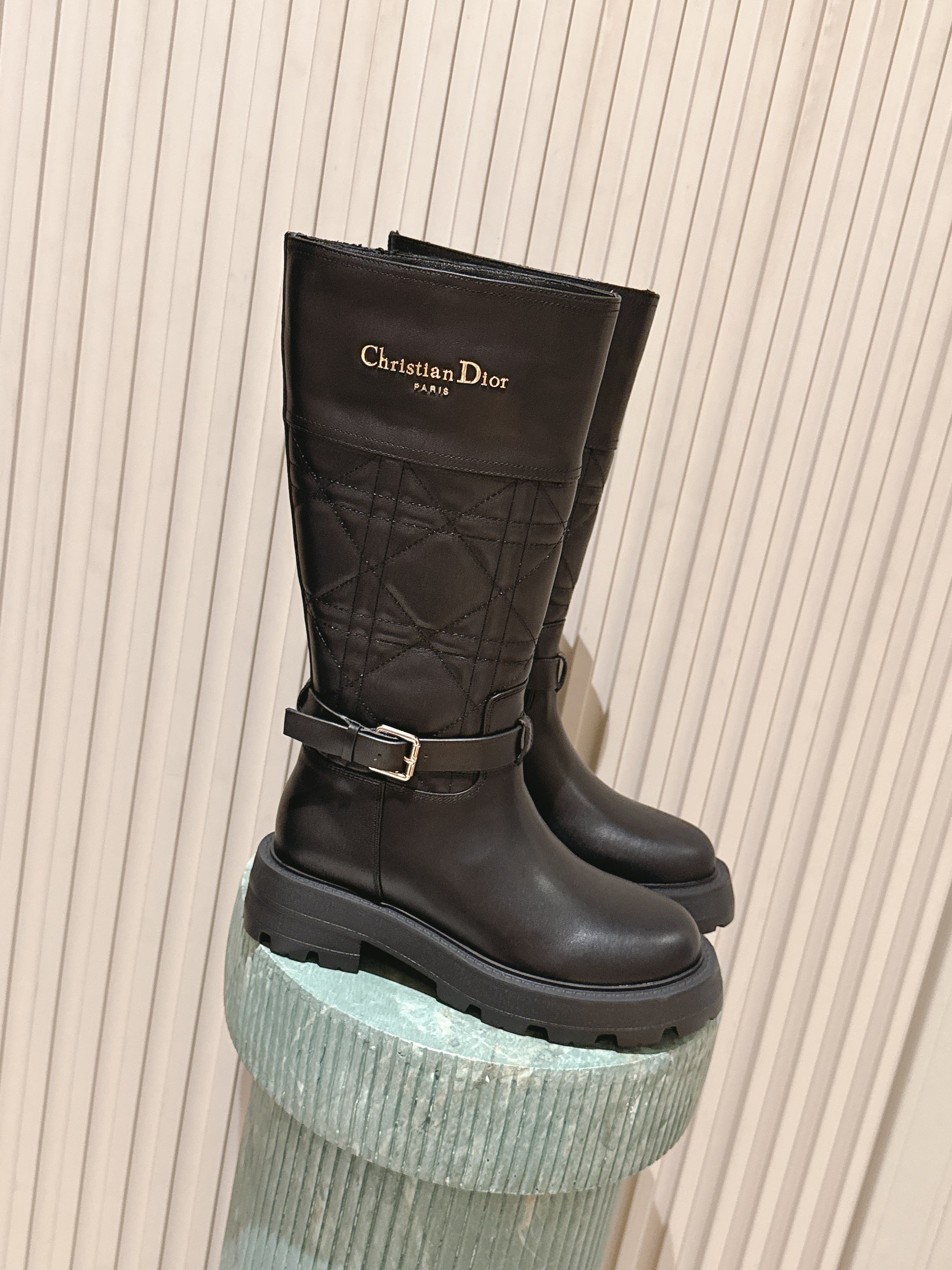 NO:559587,Purchasing Level: Full Leather: Dior-Major 25/Couple Edition Light Sole Booties Handsome boots with distinctive design elements for a striking look Made from black technical fabric and calf leather, they can be easily put on and taken off. Taking inspiration from the Dior Book Tote handbag, it is decorated with a two-tone 'Christian Dior' logo on the top. Adjustable nylon straps with 'CD' logo and corrugated rubber soles form the basis of the eye-catching silhouette.  The ankle is surrounded by a technical fabric band with a brass ring. The notched rubber sole is decorated with Christian Dior's lucky star symbol. Size35-41 (40 and 41 custom-made are non-refundable), boots, dior, boots, cowhide19860909代购级别:全皮:Dior-Major 25/对版轻底短靴 帅气靴子采用别具一格的设计元素打造醒目的外观 采用黑色科技面料和牛皮革打造,可轻松穿脱.从 Dior Book Tote 手袋汲取灵感,顶部饰以双色“Christian Dior”标志. 带有“CD”标志的可调节尼龙带和波纹橡胶鞋底构成醒目轮廓的基 靴筒饰有“Christian Dior”标志 踝部以科技面料饰带环绕,搭配黄铜饰环 凹口橡胶鞋底饰以 Christian Dior 的幸运星符号 Size35-41（40 41订做不退换）,靴子,dior,boots,cowhide,Women's Shoes