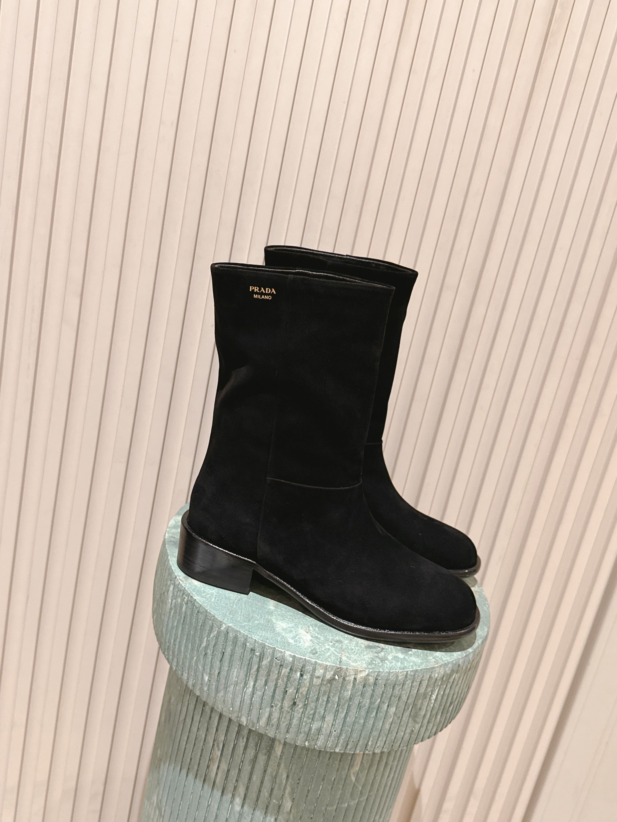 NO:559581,Top version: PRADA 25ss Prada square-heeled short boots, a series that cannot be bought in winter, is definitely this year’s big hit!  !  So pretty!  Prada boots are really amazing!  The upper foot is large and the legs are slim, which is just right. The upper is sheep leather and the lining is cowhide. The outsole is genuine leather. Size 35-40 (40 and 41 are custom-made and cannot be returned or exchanged), boots, prada, prada, boots, cowhide, sheep.19860909顶级版本:PRADA 25ss普拉达方跟短靴 冬天买不到的系列,绝对是今年的大爆款！！贼好看！Prada靴子真的很哇塞！上脚大气显腿瘦气质这块刚好拿捏 鞋面羊京 内里牛皮 大底真皮底 Size35-40（40、41 订做不退换）,靴子,prada,prada,boots,cowhide,sheep,Women's Shoes