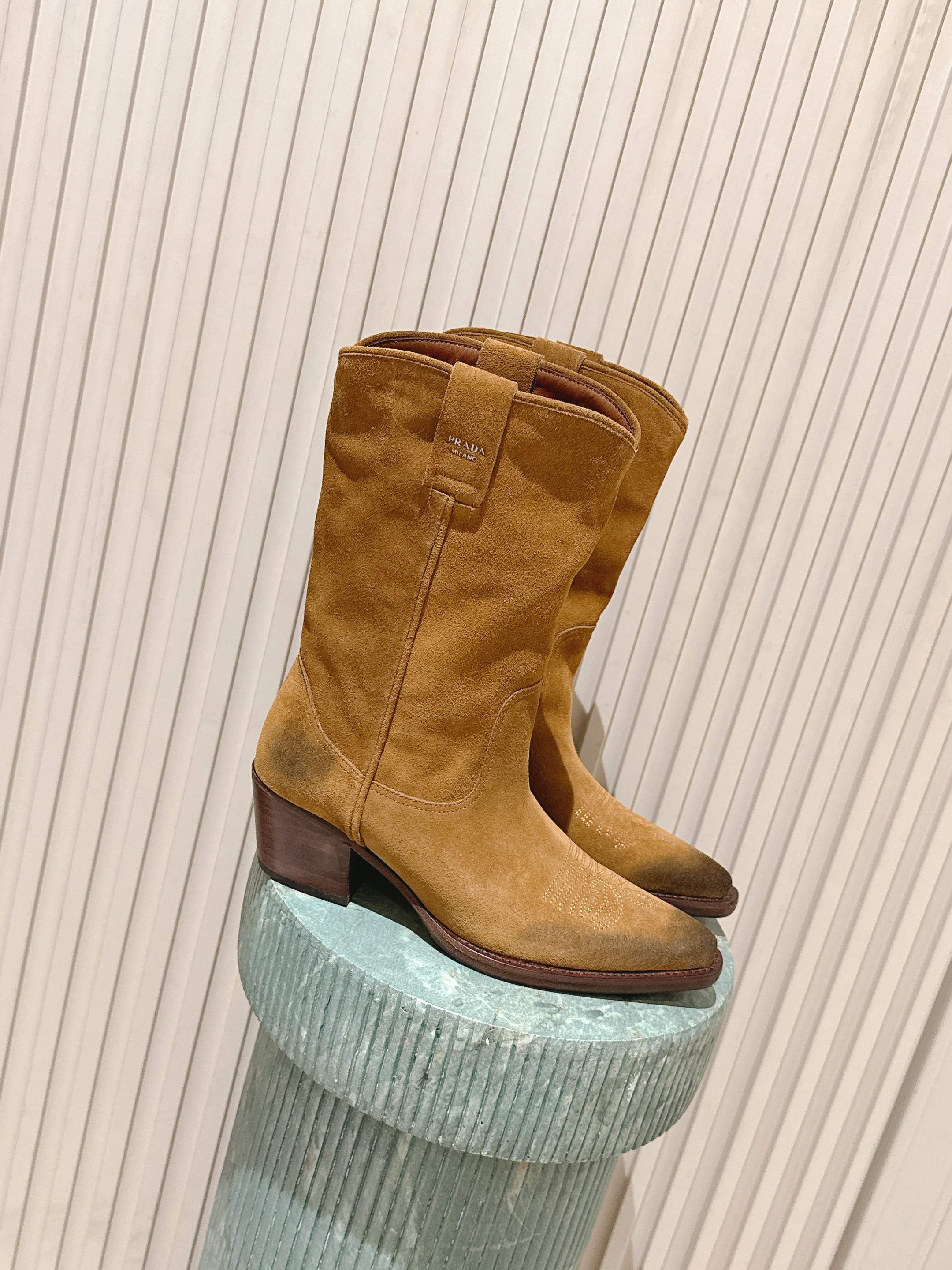 NO:559579,Top version: prada fw25 new arrival~ pjia 25 autumn and winter new western boots, customized original style calfskin, hand-made distressed craftsmanship, very solid material, the texture is great, the more old it is, the more it has charm!  The older the better... size 34-41, boots, prada, boots, cowhide19860909顶级版本:prada fw25 new arrival～ p家25秋冬西部靴新品 定制原版风格小牛皮,做手工做旧工艺 很扎实的料子,出来的质感很赞,感觉越传越旧越有韵味！ 越旧越好看… size 34-41,靴子,prada,boots,cowhide,Women's Shoes