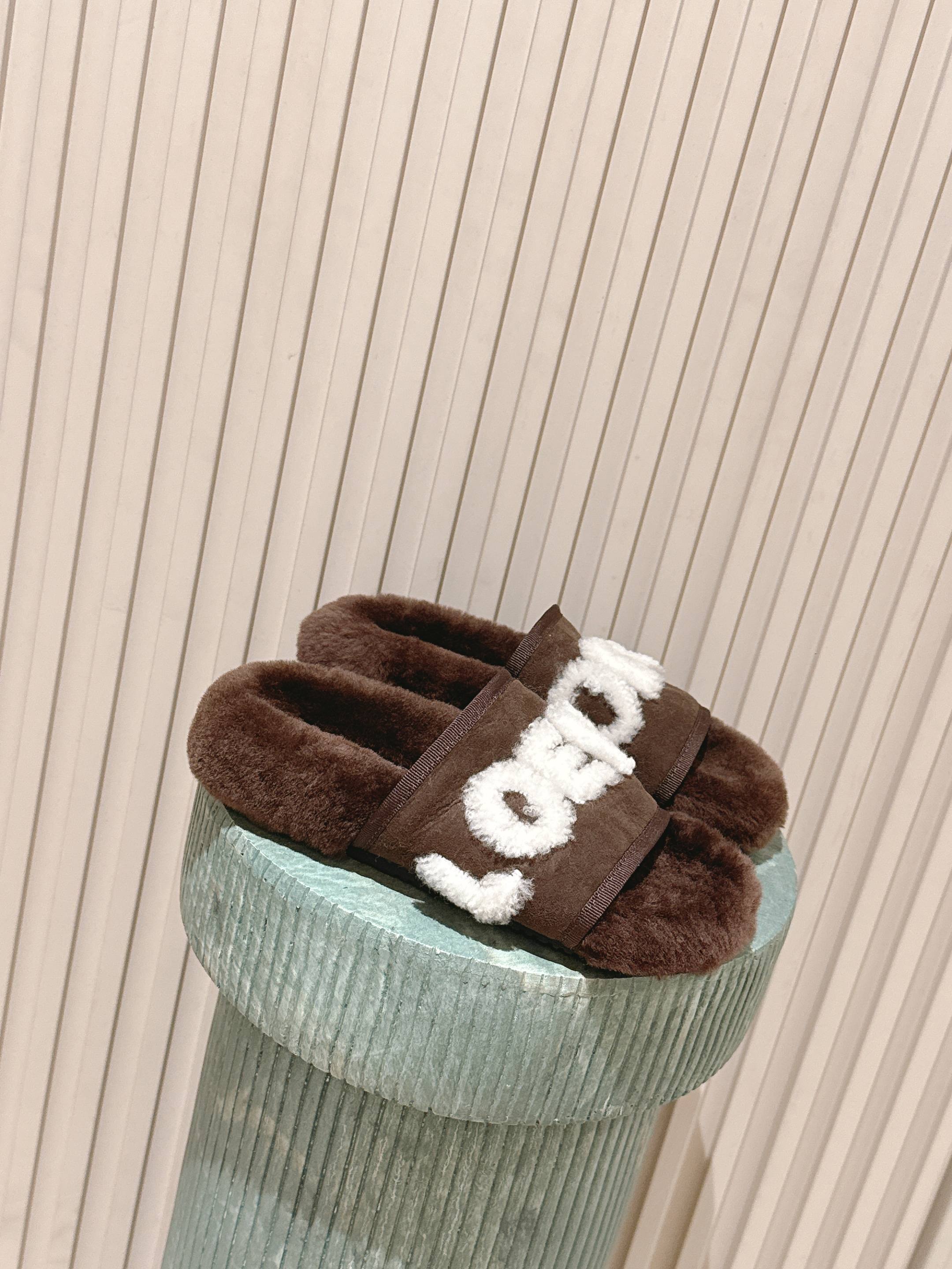 NO:559569,Top version Loewe 25ss new autumn and winter wool slippers. Ergonomic design disperses foot pressure and protects ankles. The footbed has a certain degree of shrinkage and can fit the foot shape after long-term wear. The EVA sole has high resilience and tensile strength. It has good shock resistance and cushioning. Suitable for all seasons. The soft footbed uses an additional foam cushioning layer to provide extra comfort and all-day support. Size35-41 (40  41 Customized (no return or exchange), furry shoes and slippers, loewe, loewe, slippers19860909顶级版本 Loewe 罗意威 25ss 秋冬新款 羊毛拖鞋  人体工学设计分散脚部压力 保护脚踝 鞋床具有一定的收缩性 长时间穿着后能贴合脚型 EVA鞋底回弹性和抗张性力高 具有良好的防震、缓冲性 四季皆宜 柔软的鞋床采用额外的泡沫缓冲层 提供额外的舒适感和全天支撑 Size35-41（40 41订做不退换）,毛毛鞋拖鞋,loewe,loewe,slippers,Women's Shoes