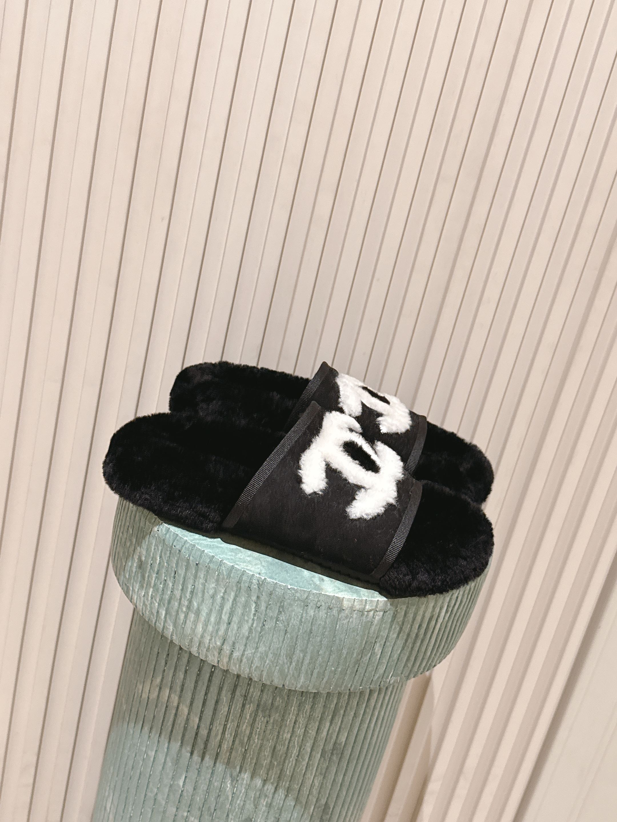 NO:559548,The top version of Chanel's classic double C furry slippers for all seasons!  This fur slipper is so cute ~ Soft and fluffy fur, comfortable and warm feet! Increases height and lengthens legs! It is casual and lazy with socks in autumn and winter. The upper feet are really beautiful and fashionable! So beautiful and beautiful! Imported wool, soft and silky to the touch, rubber outsole Size#35-39 (customized for 40/41), fur shoes and slippers, chanel, slippers, socks19860909顶级版本 Chanel 经典四季双C毛毛拖鞋！这款毛拖真的是真太可爱了～ 柔软蓬松的毛毛,舒服暖脚! 增高显腿长! 秋冬搭配袜子休闲又慵懒 上脚真的好看又时髦!美腻美爆了! 进口羊毛,手感细腻柔软丝滑 橡胶大底 Size#35-39（40/41定制）,毛毛鞋拖鞋,chanel,slippers,socks,Women's Shoes