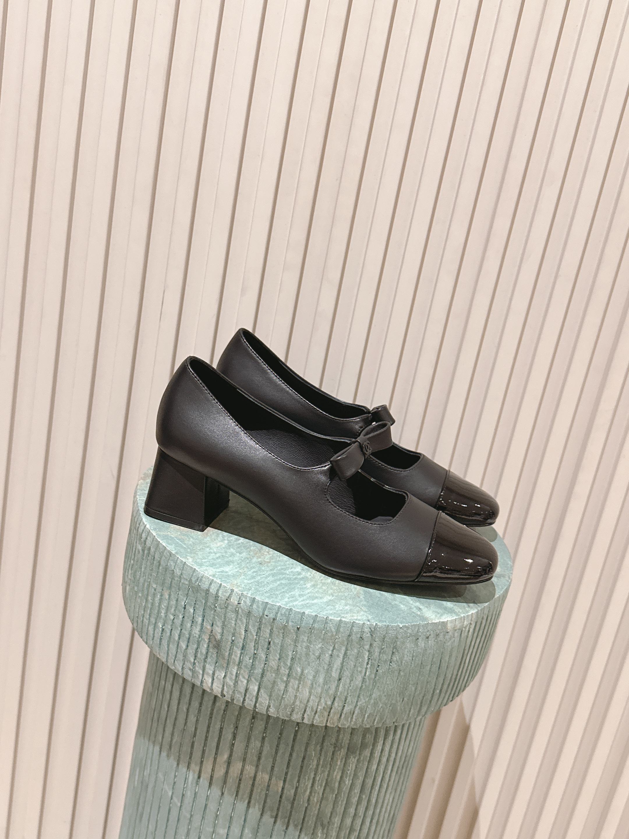 NO:559566,The top version of CHANEL Chanel 25ss spring and summer show style Mary Jane bow shoes. I was attracted at first sight and can be worn freely according to the weather changes!  Put on socks to instantly transform into cute shoes for spring and summer!  Transform into a magical princess in seconds. The upper is made of imported sheepskin. Original molded fabric. The lining is silk sheepskin. The foot feels super comfortable. The leather is very soft and skin-friendly. Italian imported genuine leather outsole Size35-41 (40 41 customized), single shoes, chanel, chanel, mary jane, sheepskin, Leather soles19860909顶级版本 CHANEL 香奈儿 25ss 春夏秀款 玛丽珍 蝴蝶结单鞋 第一眼看上就被种草了根据天气变化自由穿搭！套上袜套春夏秒变可爱单鞋！秒变魔法公主 鞋面采用进口羊皮 原版开模布料 内里踮脚丝绸羊皮 脚感超级舒服 皮料非常柔软亲肤 意大利进口真皮大底 Size35-41（40 41定制）,单鞋,chanel,chanel,mary jane,sheepskin,Leather soles,Women's Shoes