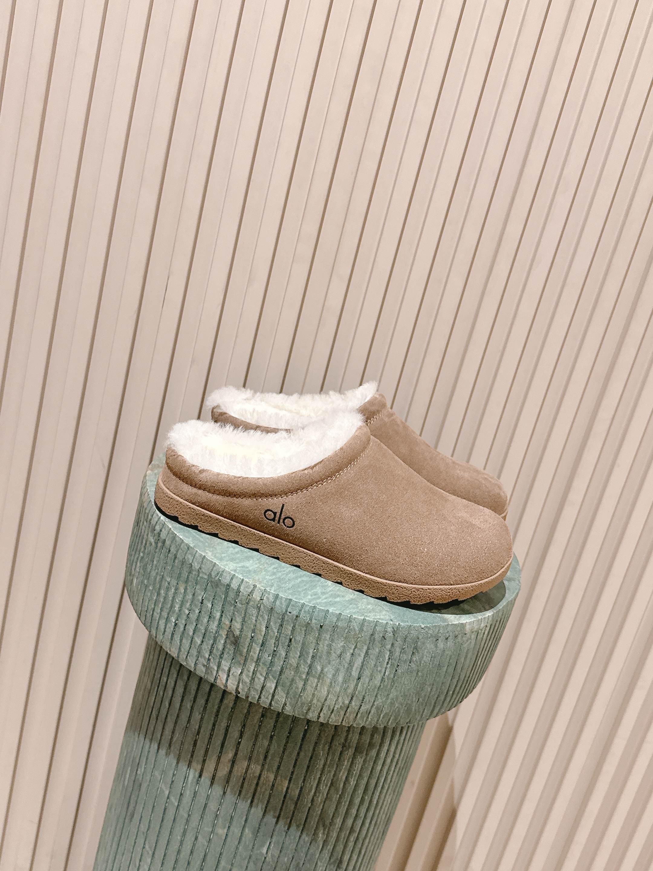 NO:559563,Purchasing agent level: alo25s new autumn and winter thick-soled lamb wool soft Birkenstock mop. Super thick and warm wool mop. Who can resist furry ~ Made entirely of wool, the soft and delicate fur fits the feet in the cold autumn and winter, not to mention how warm and comfortable it is!  The overall fit is super loose and good, and the thick soles are increased to fully meet daily travel. The two colors are available and are very suitable for the autumn and winter atmosphere. Materials: fur and wool. Outsole. Rubber outsole. Shoe size 35-39/40. Customized, non-returnable. Half-shoes.19860909代购级:alo25s秋冬新款 厚底羊羔毛柔软博肯毛拖 超级厚实温暖的羊毛拖,就问谁能抵抗毛茸茸呢～全面采用羊毛制作,柔软细腻的毛毛在寒冷的秋冬贴合着脚部,别提有多温暖舒适了！整体版型超级宽松有好,厚底增高完全满足日常出行～两色发售都很适配秋冬氛围感～～ 材质皮毛一体羊毛 大底橡胶大底 鞋码35-39/40定制不退换,半拖毛毛鞋,Women's Shoes