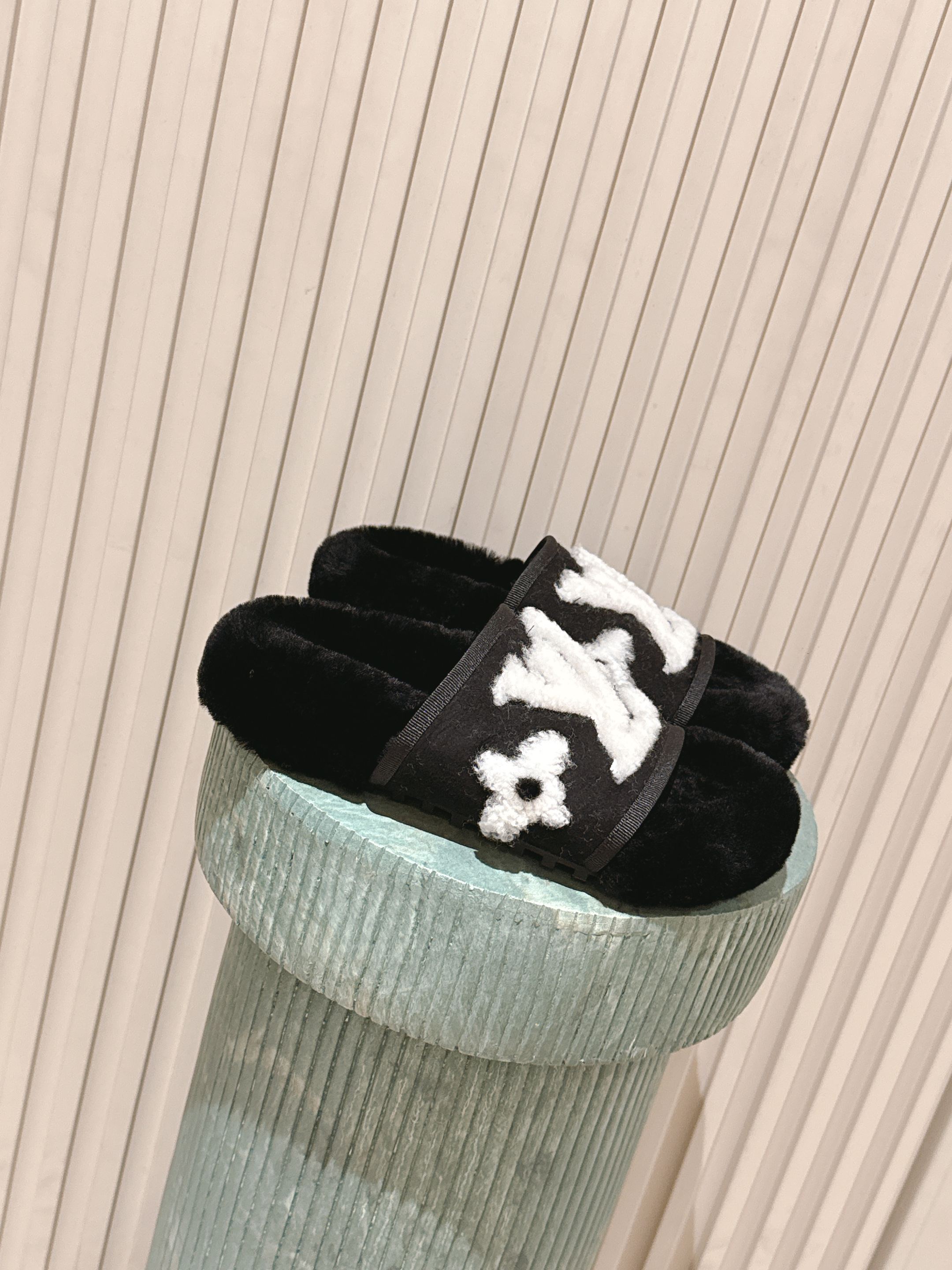 NO:559560,Purchasing agent level louis vuitton ss 25new arrival～ L's new flat wool slippers for autumn and winter 25 Super comfortable lv wool slippers Simple and casual Fashionable and stylish, lazy yet high-end, one of the most comfortable slippers You can put on your feet casually  41 Custom-made (no return or exchange), fur shoes and slippers, louis vuitton, louis vuitton, louis vuitton, slippers19860909代购级 louis vuitton ss 25new arrival～ L家 25秋冬平底羊毛拖鞋新品 超舒适的lv 毛拖 简约随性 时髦有范, 慵懒又不乏高级感,最舒适的拖鞋没有之一 随意上脚都好看有型,绝绝子 鞋面 内里 垫脚 全羊毛 Size: #35-39（40 41订做不退换）,毛毛鞋拖鞋,louis vuitton,louis vuitton,louis vuitton,slippers,Women's Shoes