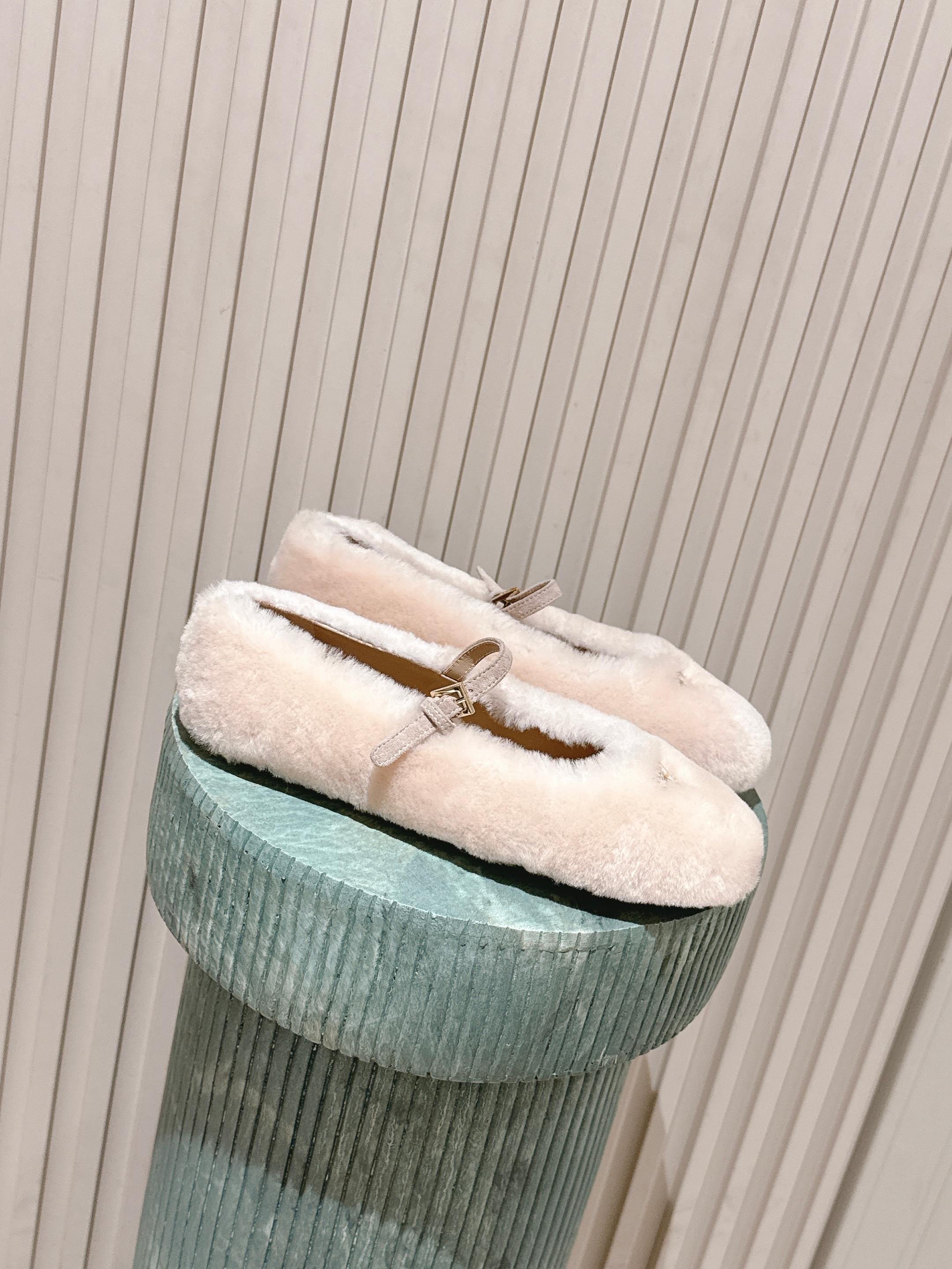 NO:559544,Top version: prad...a Prada furry series. It’s so cute. The curly wool is cute and warm. The styling is also very eye-catching. I like the woven wool that is consistent with the counter. The texture is uniform and delicate. The sole is an open-molded rubber sole with a certain thickness. Size 35-41, furry shoes, prada, prada19860909顶级版本:prad…a普拉达 毛茸茸系列 太可爱啦,卷卷羊毛萌萌哒又保暖 造型穿搭也很抢眼的；喜欢 专柜一致的编织羊毛,质地均匀细腻 鞋底为开模胶底,有一定厚度 size 35-41,毛毛鞋,prada,prada,Women's Shoes