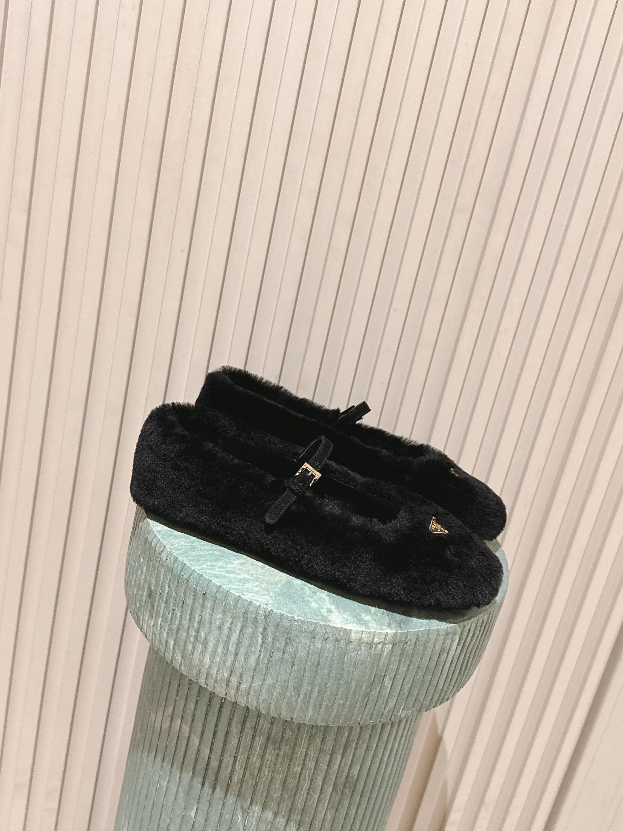 NO:559546,Top version: prad...a furry series. So cute. The curly wool is cute and warm. The styling is also very eye-catching. I like the woven wool that is consistent with the counter. The texture is uniform and delicate. The sole is an open-molded rubber sole with a certain thickness. Size 35-41, furry shoes, prada19860909顶级版本:prad…a 毛茸茸系列 太可爱啦,卷卷羊毛萌萌哒又保暖 造型穿搭也很抢眼的；喜欢 专柜一致的编织羊毛,质地均匀细腻 鞋底为开模胶底,有一定厚度 size 35-41,毛毛鞋,prada,Women's Shoes