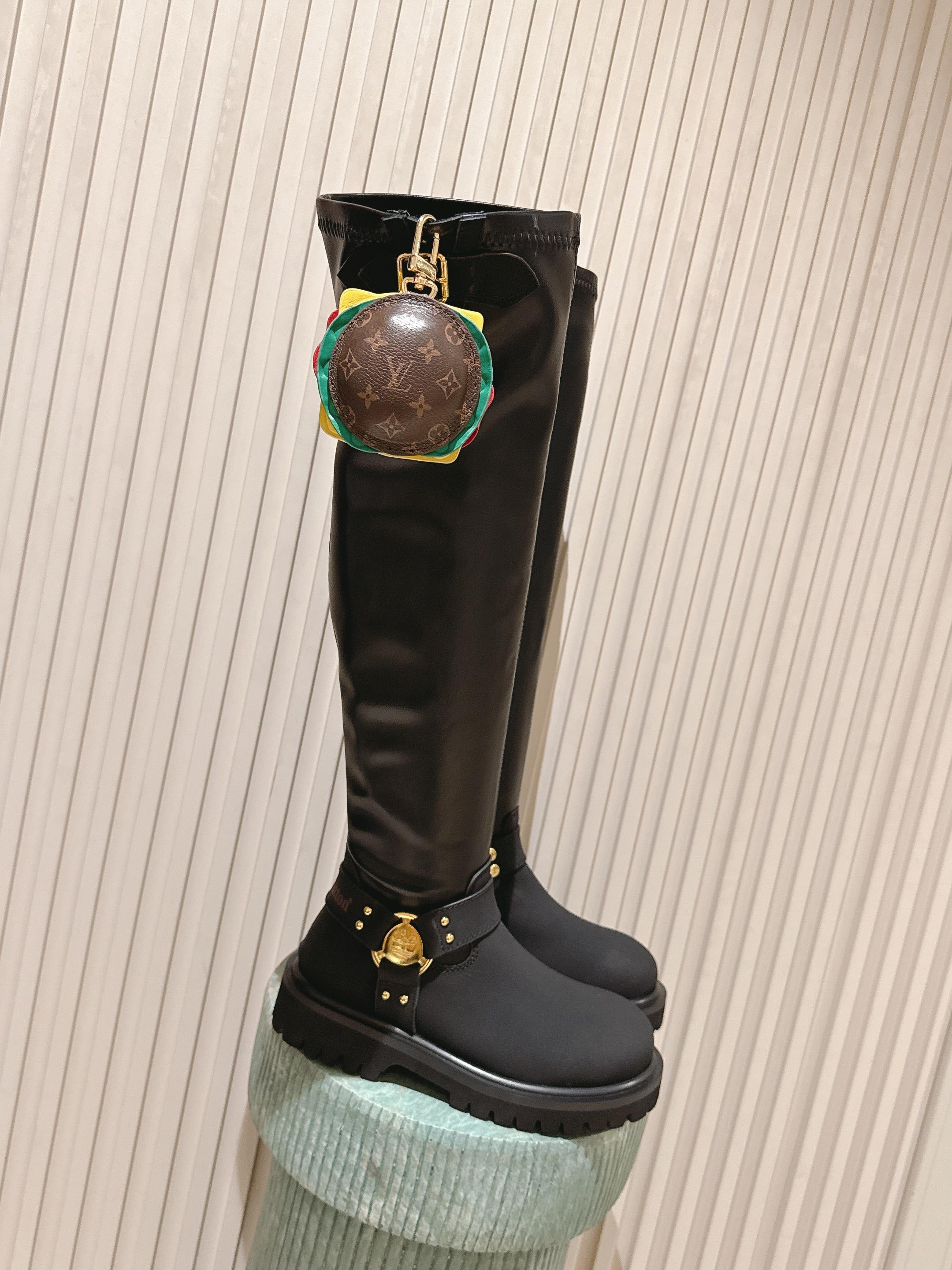 NO:559558,The top version of women's bags, Louis Vuiteeon, Louis Vuitton lace-up, the latest Louis Vuitton co-branded new Martin boots. This platform thick-soled series is very popular this year. It has a great effect when worn, and is an absolute yyds fashion leader!  The calfskin LV Remix derby draws inspiration from the classic mountaineering boot, reimagining its proportions to create a fashion-forward silhouette. The upper combines thick laces with monogrammed hooks, with details taken from Louis Vuitton leather goods, specifically the monogrammed canvas keybell and natural leather back label with yellow stitching. The shoe features a thick rubber outsole. Upper calfskin/patent leather Lining sheepskin sole Original open-molded TPU rubber outsole Heel height 4cm  Size female 35-41 (customized at 40.41), boots, louis vuitton, louis vuitton, louis vuitton, boots, cowhide, sheepskin19860909顶级版本女款包包 Louis vuiteeon 路易威登系带 最新款路易威登联名新款马丁靴 这款松糕厚底系列今年非常爆,穿上**效果,和时尚的引领绝对的yyds！ 小牛皮LV Remix derby从经典登山靴中汲取灵感,重新构想其比例,打造出时尚前卫的轮廓. 鞋面结合了厚鞋带和刻有字母花的钩子,细节取自路易威登皮革制品,特别是字母帆布钥匙铃和黄色缝线的天然皮革后标签.这款鞋采用了厚实的橡胶外底. 鞋面小牛皮/漆皮 内里垫脚羊皮 鞋底原版开模TPU橡胶大底 跟高4cm Size女35-41（40.41定做）,靴子,louis vuitton,louis vuitton,louis vuitton,boots,cowhide,sheepskin,Women's Shoes