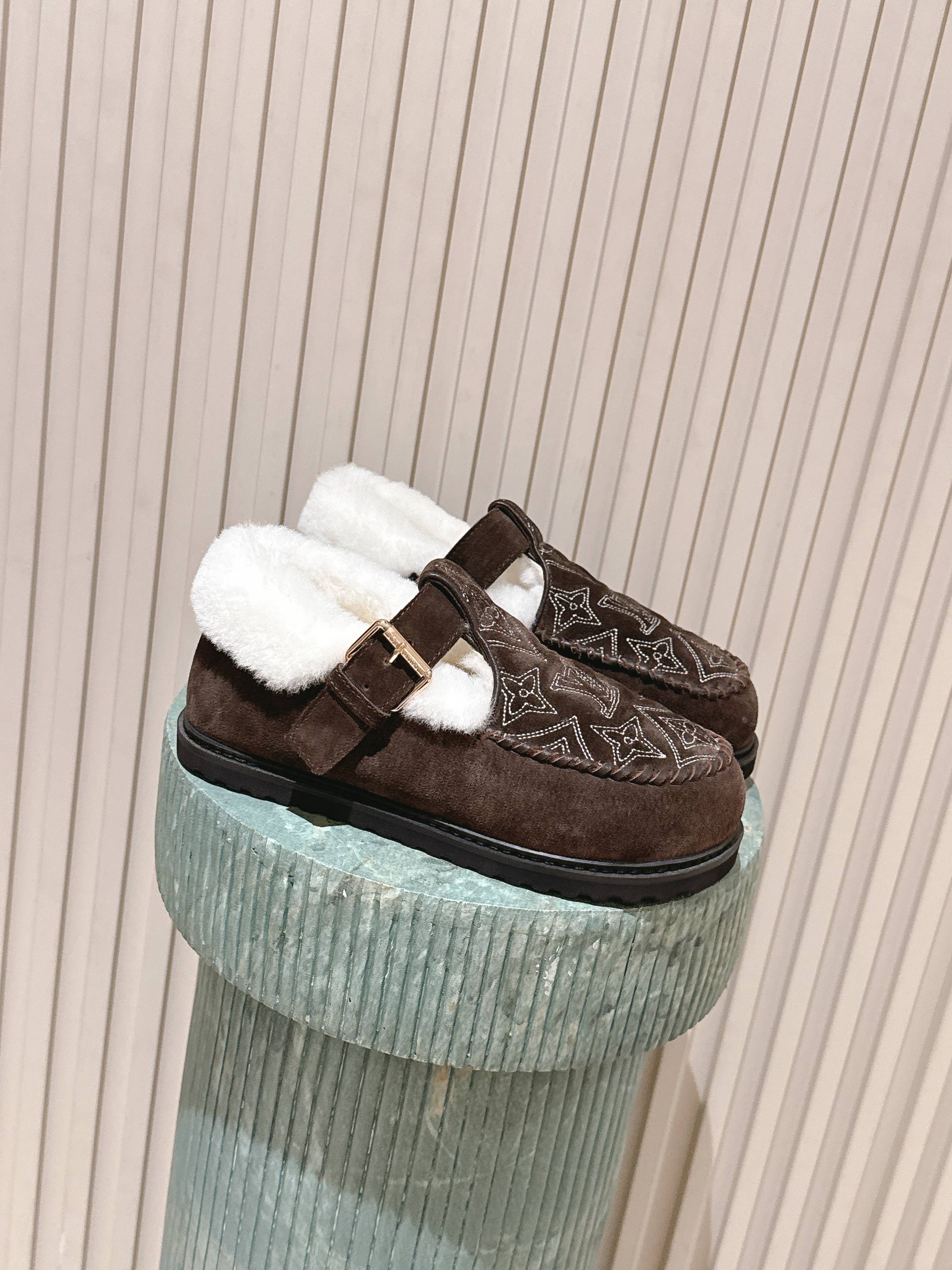 NO:559542,The top version of the electric embroidery LV Louis Vuitton L Family Colorado series plush Mary Jane furry shoes. Original purchase, development and production. Colorado plush Mary Jane shoes are made of suede cow leather with a velvet texture and matched with a soft and warm shearling lining. The LV letter stitching on the upper and the inscribed buckle of the adjustable shoelaces enrich the brand details, and the light micro outsole completes the trendy style. The distribution counter is exquisitely packaged. The fabric is original custom-made first-layer cowhide. The lining is original custom-made warm wool lining.  The outsole is made of original molded non-slip rubber foam material, sole thickness 2CM, size women's 35-41 (customized 41), loafers, louis vuitton, louis vuitton, louis vuitton, louis vuitton, loafers, mary   jane,cowhide19860909顶级版本电绣 LV路易威登 L家驴牌 Colorado系列 毛绒 玛丽珍 毛毛鞋 原版购入开发 做货 Colorado 毛绒玛丽珍鞋以绒面牛皮革呈现丝绒质感,搭配柔暖羊毛皮内衬.鞋面的 LV 字母缝线和可调节鞋带的铭纹搭扣共同丰富品牌细节,轻盈微型外底完善潮流格调 配送专柜精美包装 面料原版定制头层牛皮 内里原版定制保暖羊毛里 大底原版开模防滑橡胶发泡材质 底厚2CM Size女款35-41（41定做）,乐福鞋毛毛鞋,louis vuitton,louis vuitton,louis vuitton,louis vuitton,loafers,mary jane,cowhide,Women's Shoes