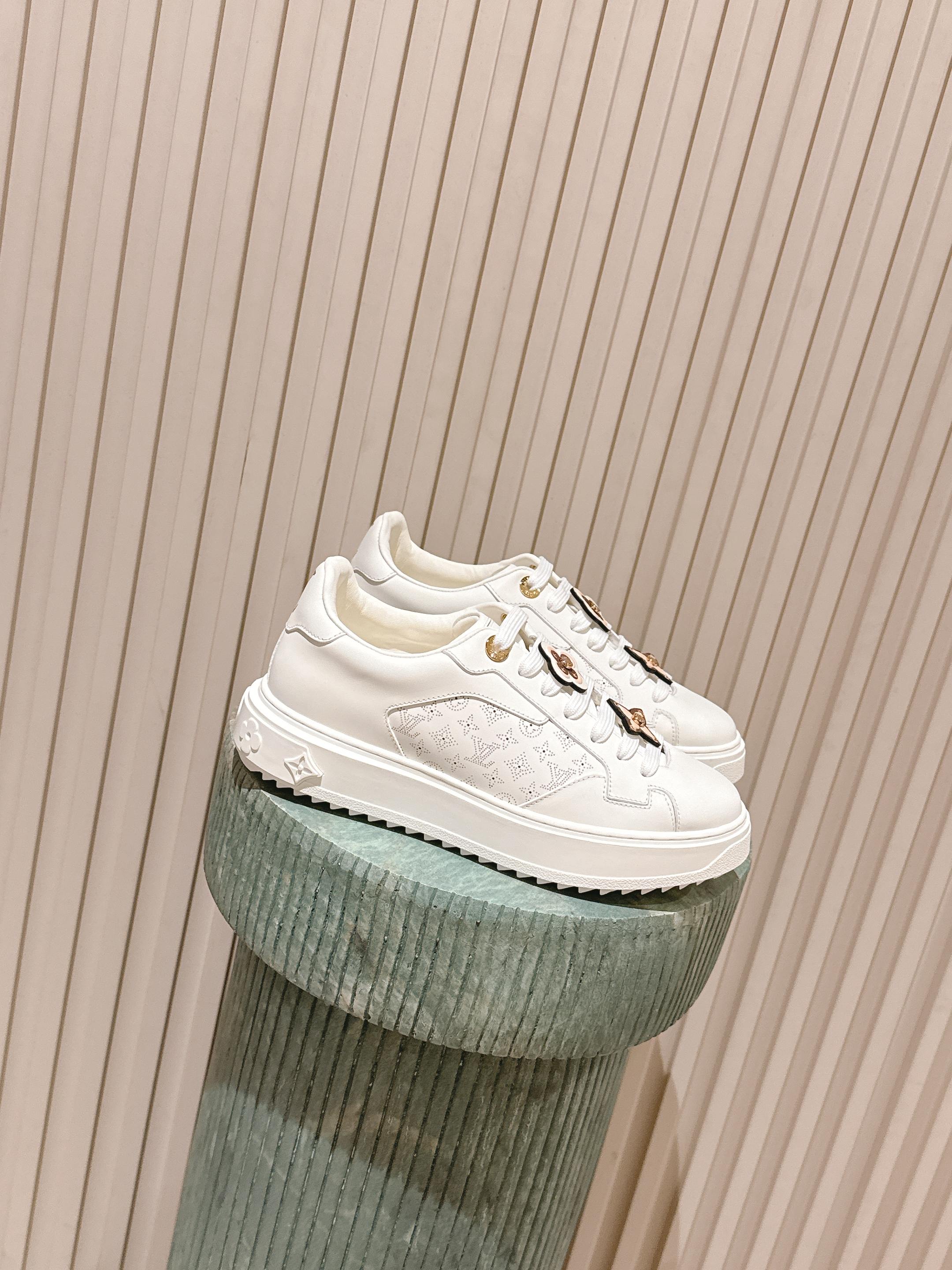 NO:559550,Top version: Louis vui...tton fw25 new arrival~ L's classic thick-soled sneakers 2025 autumn and winter new version. This Time Out sneaker is made of imported canvas, with a dazzling luster to illuminate the side heart logo. The inscribed eyelets and rear metallic leather trim are rich in details, and the thickened rubber outsole blooms with Monogram flowers. Top quality 35-41, casual shoes/sports shoes, louis vuitton, louis  vuitton,sneakers19860909顶级版本:Louis vui……tton fw25 new arrival～ L家经典厚底运动鞋2025 秋冬新版面 本款Time Out 运动鞋取材进口帆布面,以耀眼光泽点亮侧面心标识.铭纹孔眼和后部金属质感皮革饰边丰富细节,加厚橡胶外底绽放 Monogram 花卉. 顶级精品35-41,休闲鞋/运动鞋,louis vuitton,louis vuitton,sneakers,Women's Shoes