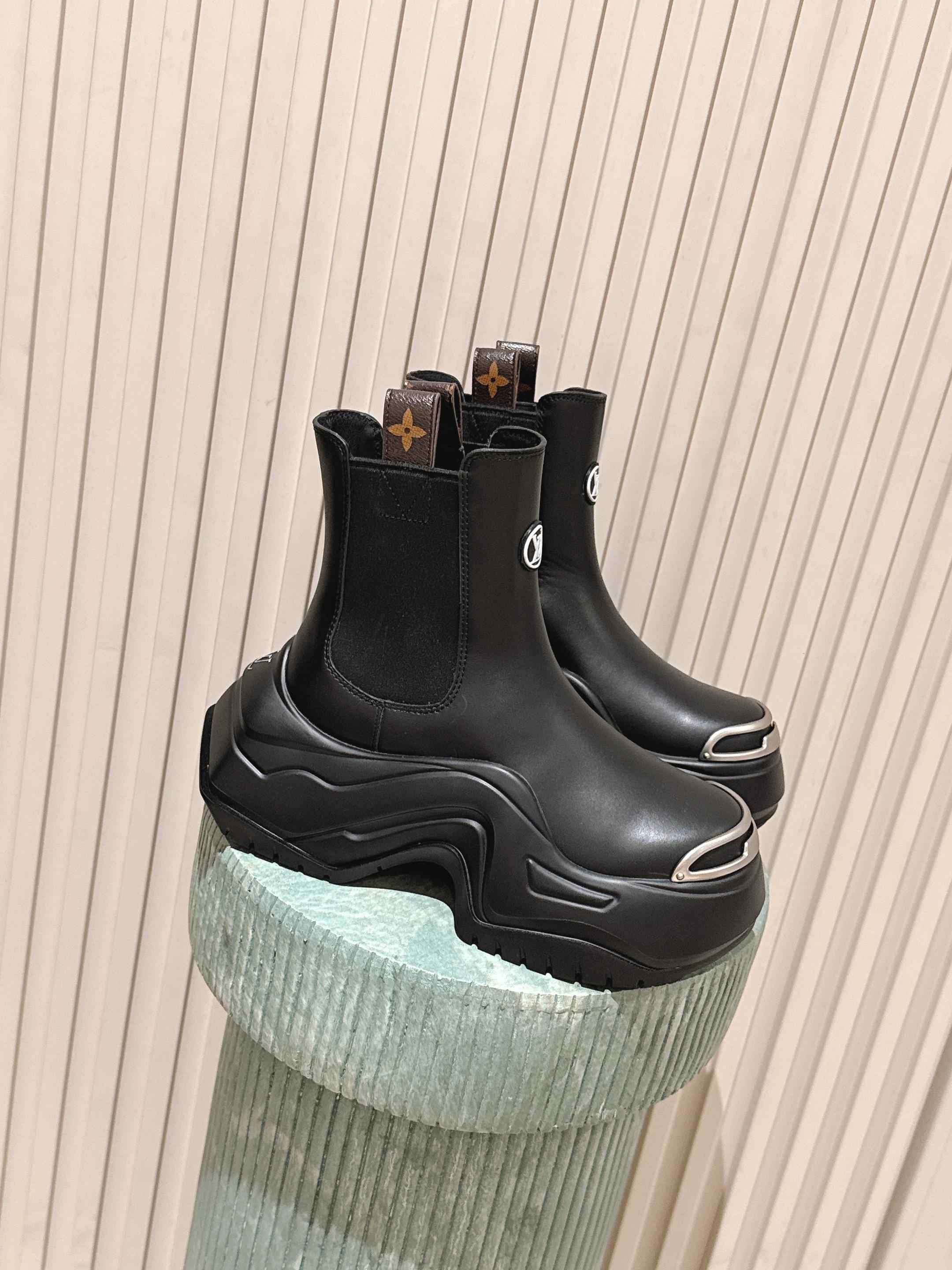 NO:559536,Top version: Louis Vuitton LV counter synchronization series new dad boots: Thick-soled 2.0 winter short boots are very fashionable, full of youthful vitality, super eye-catching for daily wear, classic arch design, always known as the artifact of beautiful legs!  An absolute must-have for everyone ★★★★★ The upper is made of original open-edge beaded cowhide, durable and wear-resistant. The outsole is made of original open-molded TPU, which is shock-absorbing and wear-resistant. It has excellent resilience and makes the upper foot look slimmer. Light and comfortable!  Increased height by 5cm, Size 35-40, 40-size customization, non-returnable, non-exchangeable, full set of counter-synchronized gift box packaging!  ,boots,louis vuitton,louis vuitton,boots,cowhide19860909顶级版本:路易威登 LV 专柜同步系列新款老爹靴 :厚底2.0 冬短靴潮气逼人 尽显青春活力,日常穿搭超级抢眼,经典的拱形设计,一向被称之为美腿神器！绝对的人手必备 ★★★★★ 鞋面原版一致开边珠牛皮,耐穿耐磨 大底原版开模TPU,减震耐磨,回弹力超好,上脚巨显瘦.轻盈舒适！增高5cm Size35-40 40码定制不退不换 全套专柜同步礼盒包装！,靴子,louis vuitton,louis vuitton,boots,cowhide,Women's Shoes