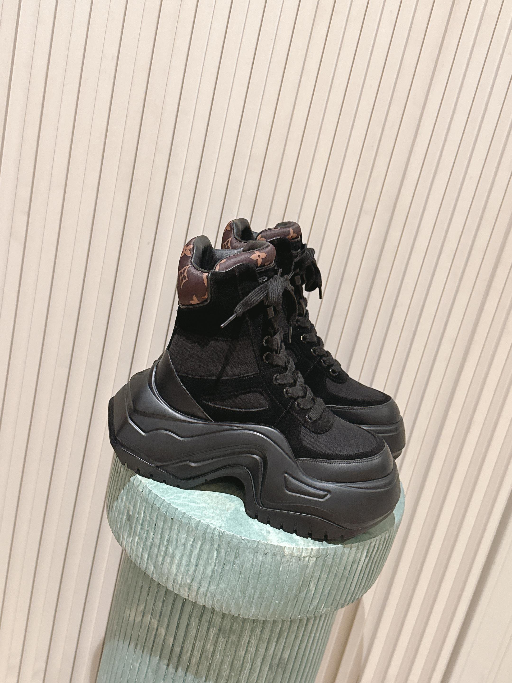 NO:559538,Top version:: Louis Vuitton LV counter synchronization series new dad boots: Thick-soled 2.0 winter short boots are very fashionable. They show youthful vitality and are super eye-catching for daily wear. The classic arch design has always been called the artifact of beautiful legs!  An absolute must-have for everyone ★★★★★ The upper is made of original open-edge beaded cowhide, durable and wear-resistant. The outsole is made of original open-molded TPU, which is shock-absorbing and wear-resistant. It has excellent resilience and makes the upper foot look slimmer. Light and comfortable!  Increased height by 5cm, Size 35-40, 40-size customization, non-returnable, non-exchangeable, full set of counter-synchronized gift box packaging!  ,boots,louis vuitton,louis vuitton,boots,cowhide19860909顶级版本:: 路易威登 LV 专柜同步系列新款老爹靴 :厚底2.0 冬短靴潮气逼人 尽显青春活力,日常穿搭超级抢眼,经典的拱形设计,一向被称之为美腿神器！绝对的人手必备 ★★★★★ 鞋面原版一致开边珠牛皮,耐穿耐磨 大底原版开模TPU,减震耐磨,回弹力超好,上脚巨显瘦.轻盈舒适！增高5cm Size35-40 40码定制不退不换 全套专柜同步礼盒包装！,靴子,louis vuitton,louis vuitton,boots,cowhide,Women's Shoes