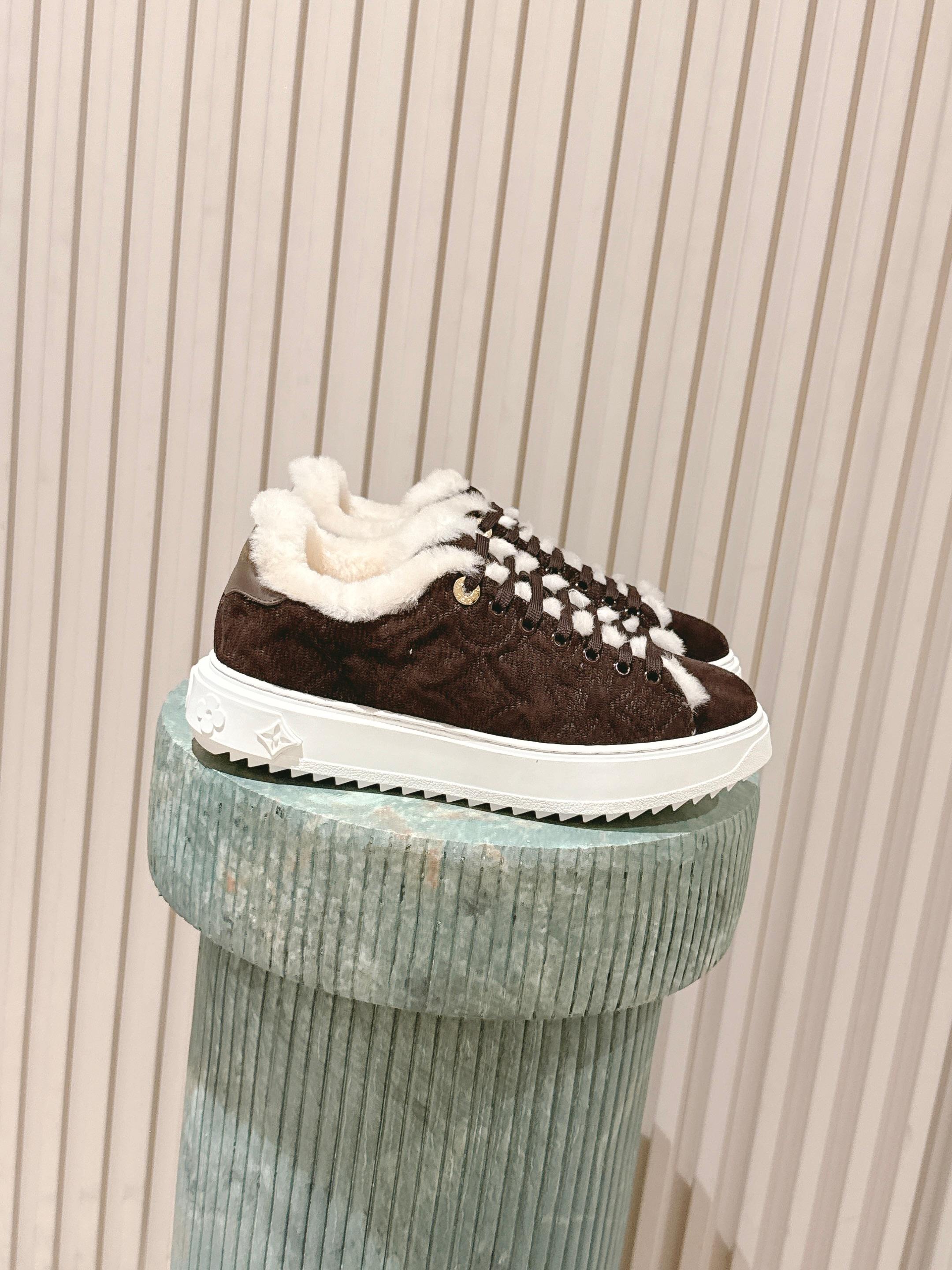 NO:559553,Top version: LV fw 25 new arrival～ lv 25 autumn and winter time out new sports shoes. The upper is integrated with embroidery technology, and the inner fur is made of one piece. It is exquisite and beautiful, increases height and keeps warm; it is so nice. Size 35-41, casual shoes/sports shoes, louis vuitton, sneakers19860909顶级版本:LV fw 25 new arrival～ lv 25秋冬time out运动鞋新品 鞋面融入刺绣工艺,内里皮毛一体材质 精致好看,增高 保暖；太nice了吧 size 35-41,休闲鞋/运动鞋,louis vuitton,sneakers,Women's Shoes