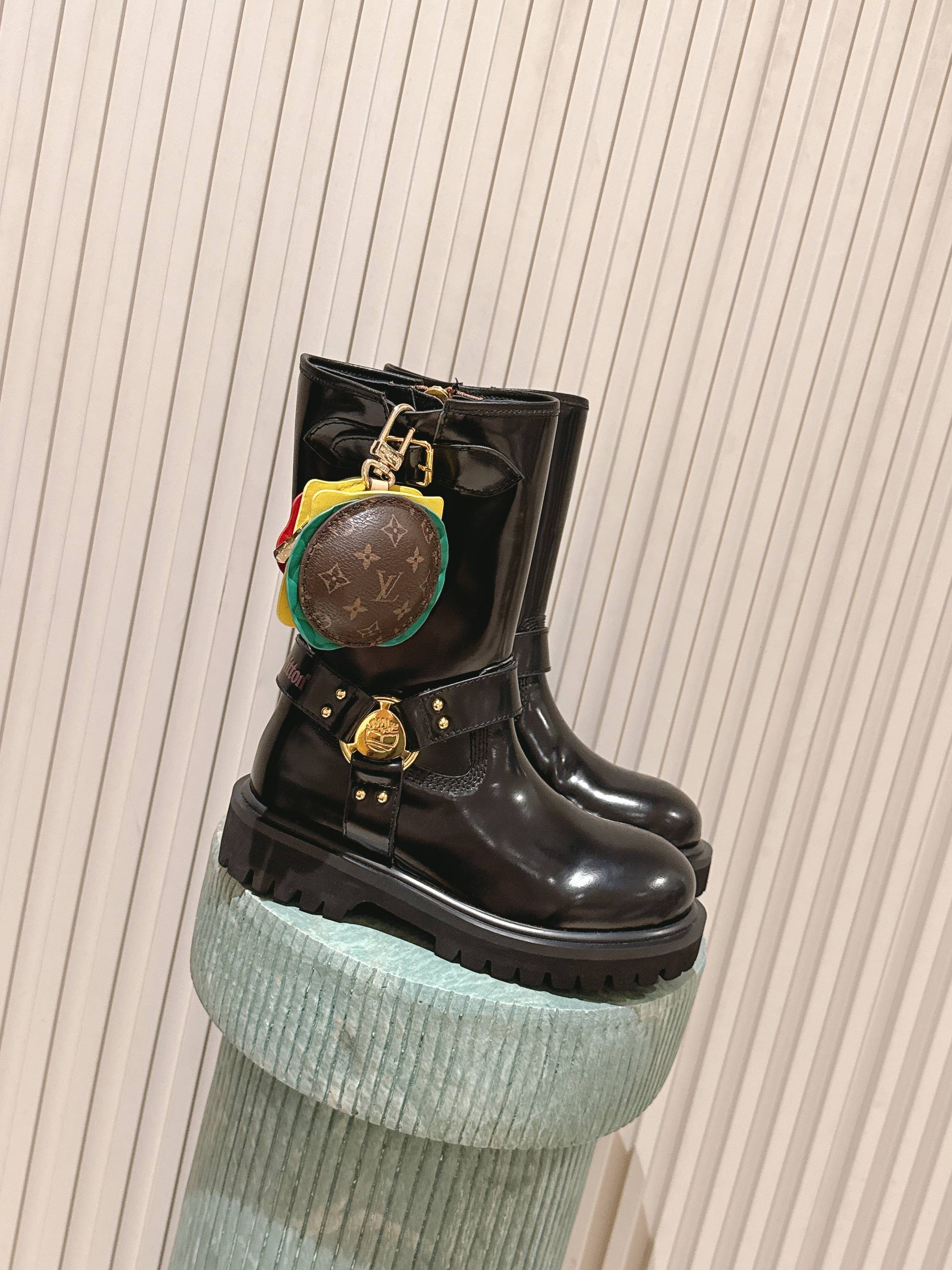 NO:559556,The top version of the couple's model for women: men's model plus 10: bags, Louis Vuitton, Louis Vuitton laces, the latest Louis Vuitton co-branded new Martin boots. This platform thick-soled series is very popular this year. It has the best effect when worn, and the fashion leader is absolutely yyds!  The calfskin LV Remix derby draws inspiration from the classic mountaineering boot, reimagining its proportions to create a fashion-forward silhouette. The upper combines thick laces with monogrammed hooks, with details taken from Louis Vuitton leather goods, specifically the monogrammed canvas keybell and natural leather back label with yellow stitching. The shoe features a thick rubber outsole. Upper calfskin/patent leather Lining sheepskin sole Original open-molded TPU rubber outsole Heel height 4cm  Size women's 35-41 men's 39-45. (40.41.45 custom-made), boots, louis vuitton, louis vuitton, louis vuitton, boots, cowhide, sheepskin19860909顶级版本情侣款女款:男款加10:包包 Louis vuiteeon 路易威登系带 最新款路易威登联名新款马丁靴 这款松糕厚底系列今年非常爆,穿上**效果,和时尚的引领绝对的yyds！ 小牛皮LV Remix derby从经典登山靴中汲取灵感,重新构想其比例,打造出时尚前卫的轮廓. 鞋面结合了厚鞋带和刻有字母花的钩子,细节取自路易威登皮革制品,特别是字母帆布钥匙铃和黄色缝线的天然皮革后标签.这款鞋采用了厚实的橡胶外底. 鞋面小牛皮/漆皮 内里垫脚羊皮 鞋底原版开模TPU橡胶大底 跟高4cm Size女35-41男款39-45.（40.41.45定做）,靴子,louis vuitton,louis vuitton,louis vuitton,boots,cowhide,sheepskin,Women's Shoes