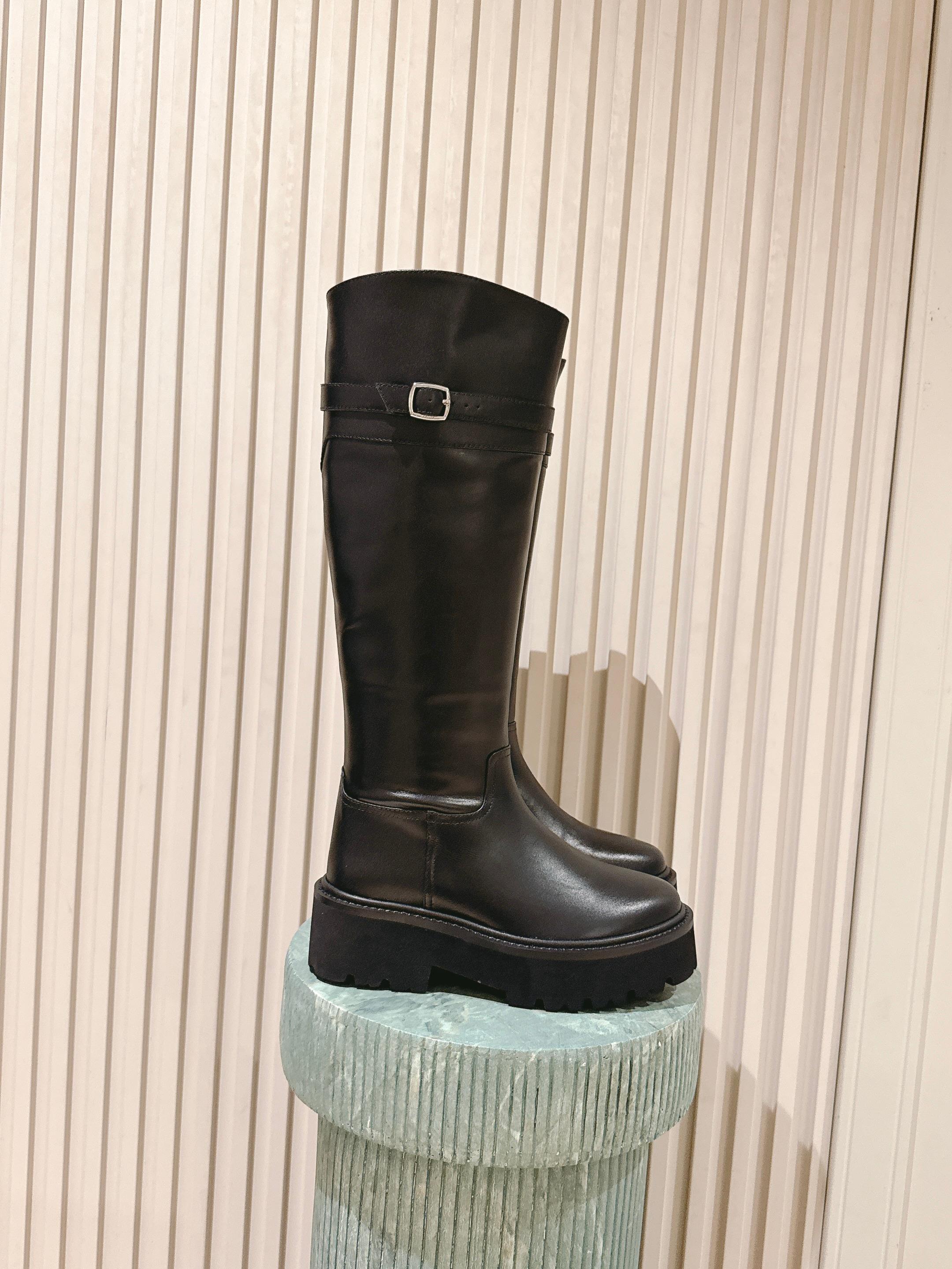NO:559534,Top version: Celine Celine 25/ Autumn and Winter Unlverslte 16-inch Martin Knight boots. Boots of this height are very fashionable and easy to wear to make your legs look longer!  The soles are thick enough and have a good height-increasing effect!  Selected imported calfskin material, with Arc de Triomphe logo embossed embellishment. The texture stretches all over the feet and is super handsome. The fabric is custom-made grained plain calfskin (not ordinary cowhide in the market). Sheepskin lining. Sole leather welt combination outsole. Size35-41 (40.41 custom-made and non-refundable), boots, celine, celine, louis vuitton, versace, boots, cowhide, sheepskin19860909顶级版本:celine赛琳 25/ 秋冬 Unlverslte 16寸 马丁 骑士 长靴 这个高度的靴子非常时髦的,非常好穿显腿长！ 鞋底厚度够,增高效果不错哦！ 甄选进口小牛皮材质 ,凯旋门logo压印点缀 质感拉满上脚超帅气哦 面料定制粒面平纹小牛皮（非市场普通牛皮） 内里羊皮内里 鞋底真皮沿条组合大底 Size35-41（40.41订做不退换）,靴子,celine,celine,louis vuitton,versace,boots,cowhide,sheepskin,Women's Shoes
