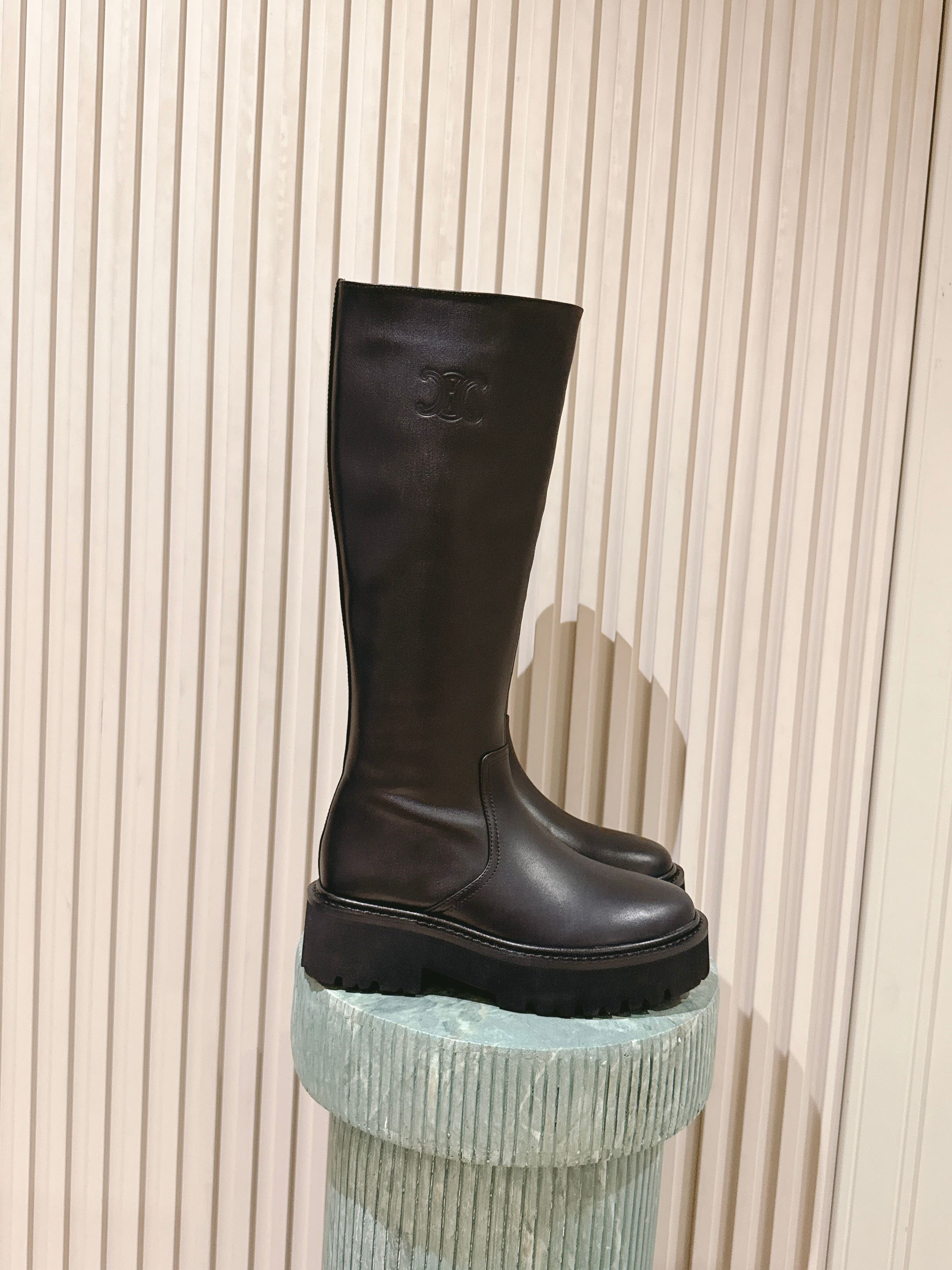 NO:559575,The top version is ordinary: top Celine Celine 25/Autumn and Winter Unlverslte 16-inch Martin Knight boots. Boots of this height are very fashionable, very easy to wear and make your legs longer!  The soles are thick enough and have a good height-increasing effect!  Selected imported calfskin material, with Arc de Triomphe logo embossed embellishment. The texture stretches all over the feet and is super handsome. The fabric is custom-made grained plain calfskin (not ordinary cowhide in the market). Sheepskin lining. Sole leather welt combination outsole. Size35-41 (40.41 custom-made and non-refundable), boots, celine, celine, louis vuitton, versace, boots, cowhide, sheepskin19860909顶级版本普通:顶级celine赛琳 25/ 秋冬 Unlverslte 16寸 马丁 骑士 长靴 这个高度的靴子非常时髦的,非常好穿显腿长！ 鞋底厚度够,增高效果不错哦！ 甄选进口小牛皮材质 ,凯旋门logo压印点缀 质感拉满上脚超帅气哦 面料定制粒面平纹小牛皮（非市场普通牛皮） 内里羊皮内里 鞋底真皮沿条组合大底 Size35-41（40.41订做不退换）,靴子,celine,celine,louis vuitton,versace,boots,cowhide,sheepskin,Women's Shoes