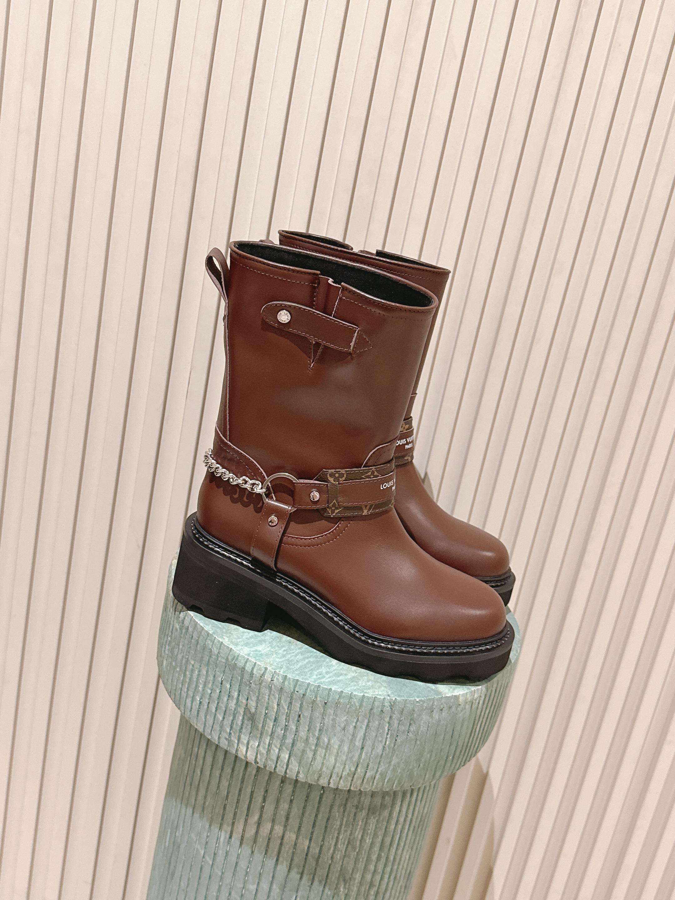 NO:559564,Top version:: High version of LOUIS VUITTON 25ss LV donkey brand autumn and winter new high-heeled short boots. The last shape is versatile and slim feet yyds. The shape is three-dimensional and full, full of temperament. Comfortable on the feet. Very retro style, full of aura, plus the original presbyopic design style is very classic. Perfect details. Original imported first-layer cowhide on the upper. Imported cowhide on the lining. Outsole imported from Italy. Genuine leather outsole. Heel height 5cm.  Size35-40 (40.41 custom-made, non-refundable), boots, louis vuitton, louis vuitton, louis vuitton, boots, cowhide, Leather soles19860909顶级版本:: 高版本LOUIS VUITTON 25ss LV驴牌秋冬新款高跟短靴 楦型百搭瘦脚yyds.造型立体饱满,气质满满 上脚舒适 非常复古风、气场十足,加原版老花设计风格非常经典 细节完美 鞋面原版进口头层牛皮 内里进口牛皮 大底意大利进口真皮大底 跟高5cm Size35-40（40.41订做不退换）,靴子,louis vuitton,louis vuitton,louis vuitton,boots,cowhide,Leather soles,Women's Shoes