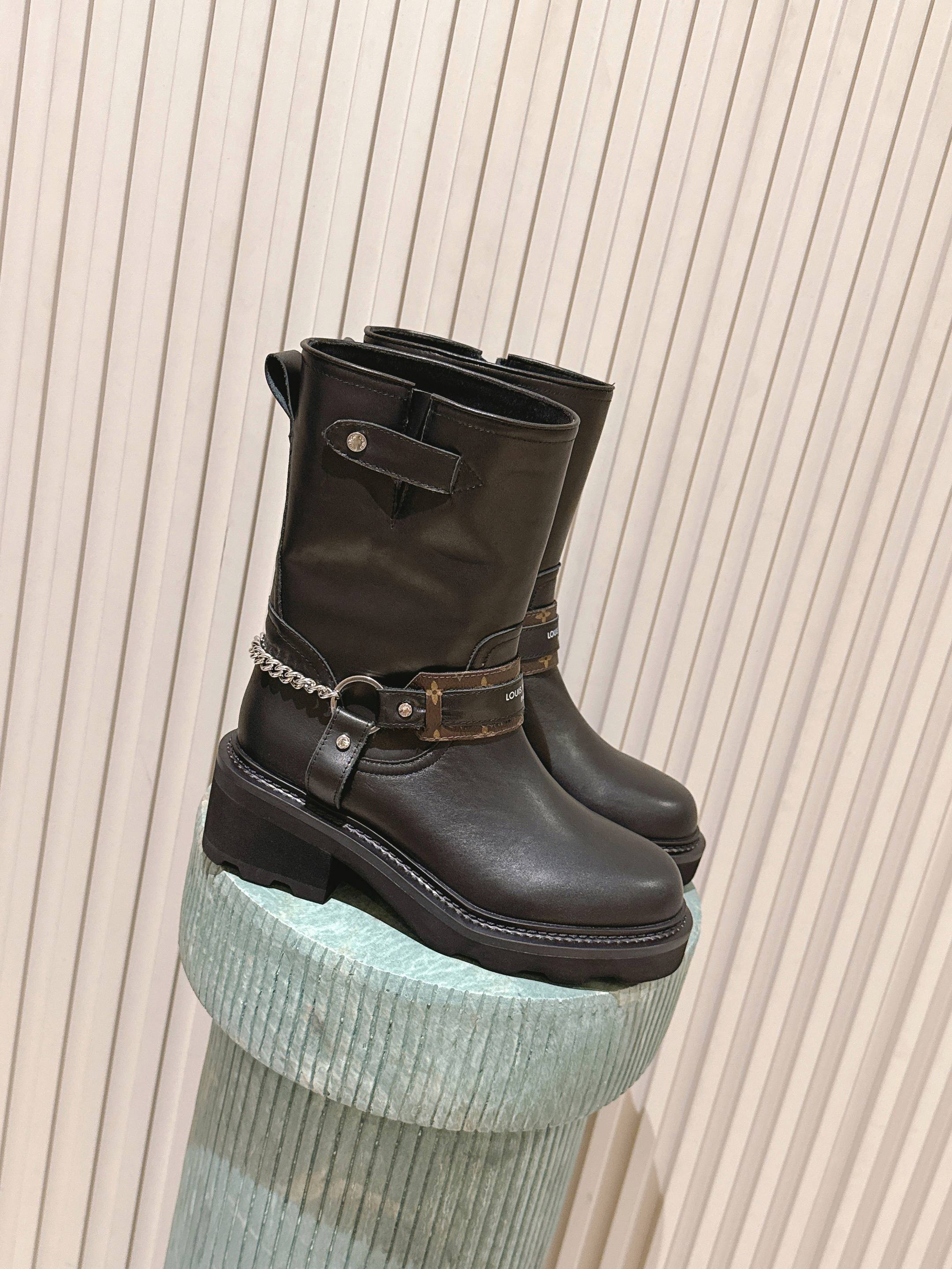 NO:559567,Top version: high version of LOUIS VUITTON 25ss LV donkey brand autumn and winter new high-heeled short boots, versatile last shape and slim feet yyds. Three-dimensional and full shape, full of temperament, comfortable on the feet, very retro style, full of aura, plus the original presbyopic design style is very classic, perfect details, original imported first-layer cowhide on the upper, imported cowhide on the lining, outsole, genuine leather outsole imported from Italy, heel height 7.5cm  Size35-40 (40.41 custom-made, non-refundable), boots, louis vuitton, louis vuitton, louis vuitton, boots, cowhide, Leather soles19860909顶级版本:高版本LOUIS VUITTON 25ss LV驴牌秋冬新款高跟短靴 楦型百搭瘦脚yyds.造型立体饱满,气质满满 上脚舒适 非常复古风、气场十足,加原版老花设计风格非常经典 细节完美 鞋面原版进口头层牛皮 内里进口牛皮 大底意大利进口真皮大底 跟高7.5cm Size35-40（40.41订做不退换）,靴子,louis vuitton,louis vuitton,louis vuitton,boots,cowhide,Leather soles,Women's Shoes