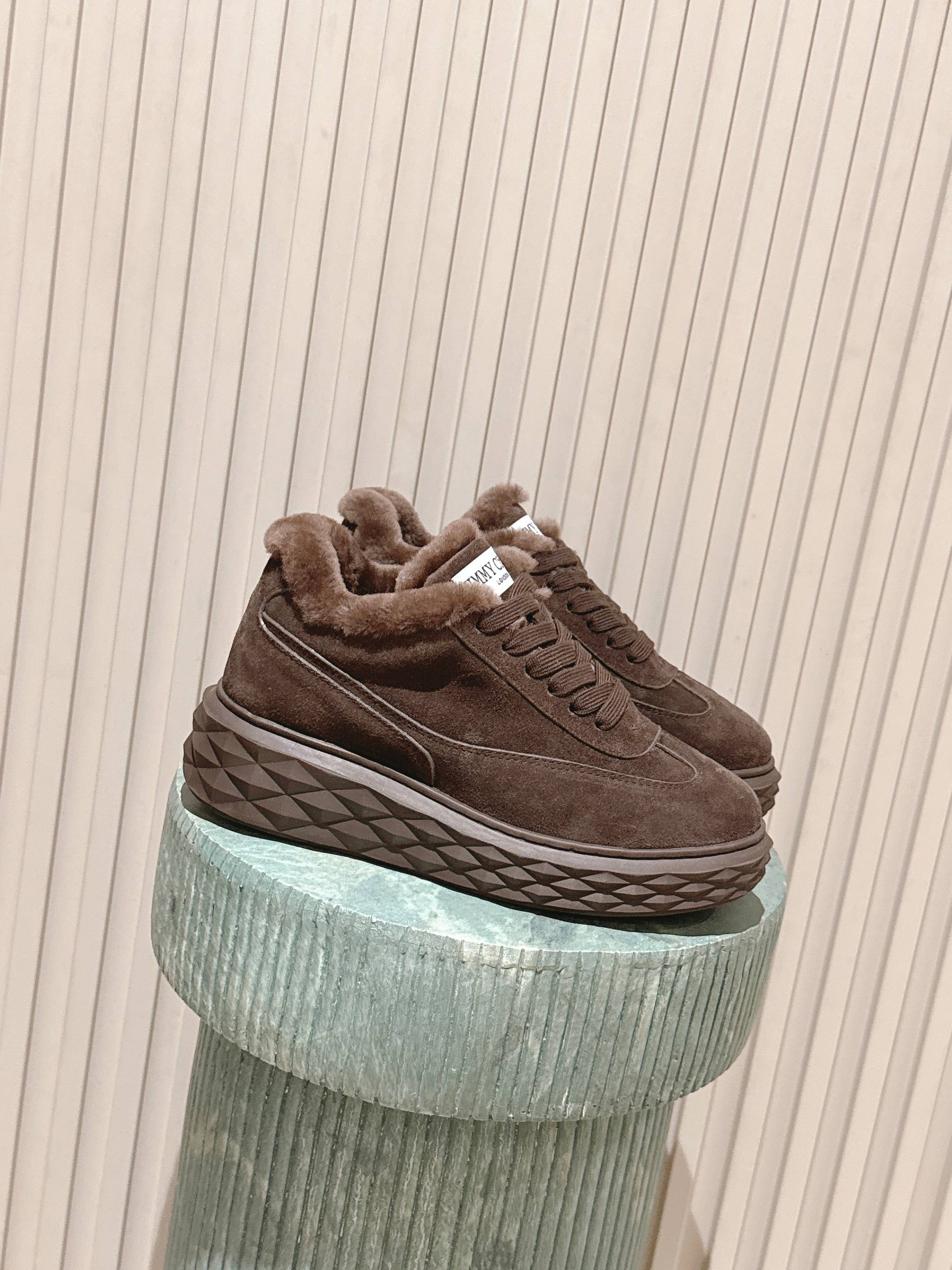 NO:559555,Top version: Jimmy Choo* latest casual wool sneakers, the flagship series of the counter!  Purchasing agent level!  The fabric is made of the original uniform cowhide with rhinestones and rhinestones, and is paired with jc elements of pearl embroidery and rhinestones. This is a unique series combination!  Super comfortable on the feet!  The one-piece fur material and the outsole are the original molded TPU outsole. The size is 35-40 yards, standard size. The whole set is packaged simultaneously at the counter!  ,casual shoes/sports shoes,jimmy choo,sneakers,cowhide19860909顶级版本:Jimmy Choo*最新休闲羊毛运动鞋,专柜主打系列！代购级别！面料选用原版一致牛皮烫钻柳丁工艺,搭配jc元素的珍珠刺绣襄钻工艺,绝绝子的系列组合！上脚超级舒适！皮毛一体材质 大底是原版开模TPU大底 码数35-40码,标准尺码 全套专柜同步包装！,休闲鞋/运动鞋,jimmy choo,sneakers,cowhide,Women's Shoes