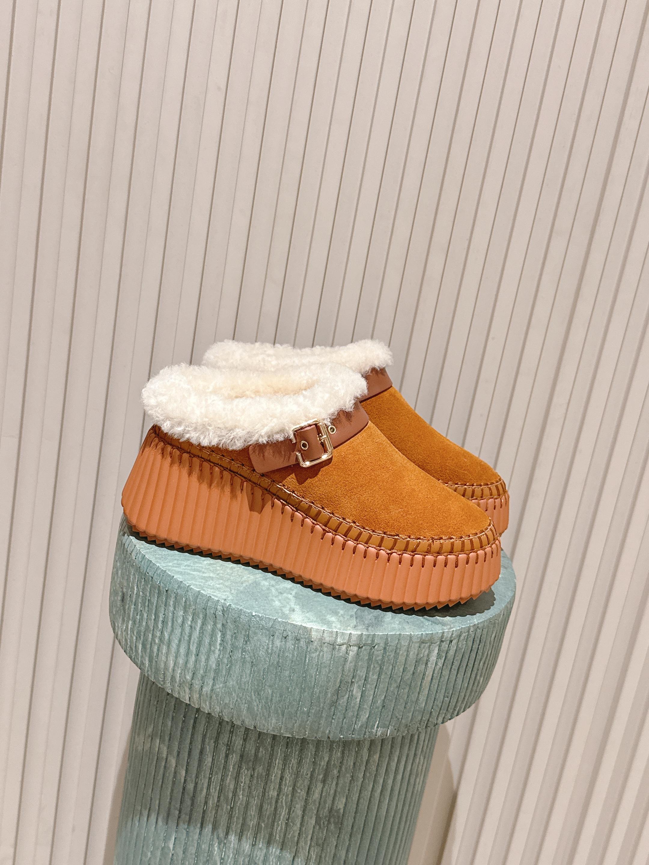 NO:559924,New color for the top version: Chloe’s new thick-soled wool one-piece and half-flop!  The latest color matching is a cool trendy boot that looks amazing this season, buy it!  Exclusive mold opening and customization on the entire network. After 1 month of adjustment, it was restored to the authentic grade and counter inspection grade. Original one-to-one custom elastic socks on the upper, crystal sheepskin feet inside, and one-to-one model non-slip double-layer thickened non-slip and wear-resistant outsole!  Wear the height-increasing artifact!  Size35-39(40 41 customized), snow boots, boots, sheepskin19860909顶级版本新播色: 克洛伊新款厚底羊毛一体半拖！最新配色入手一款本季颜值爆表的酷潮靴,购入！全网独家开模定制,历经1个月调整还原正品级,专柜验货级别 鞋面原版一比一定制弹力袜,内里水晶羊皮垫脚,一比一楷模防滑双层加厚防滑耐磨大底！穿上增高神器！ Size35-39( 40 41 定做),雪地靴,boots,sheepskin,Women's Shoes