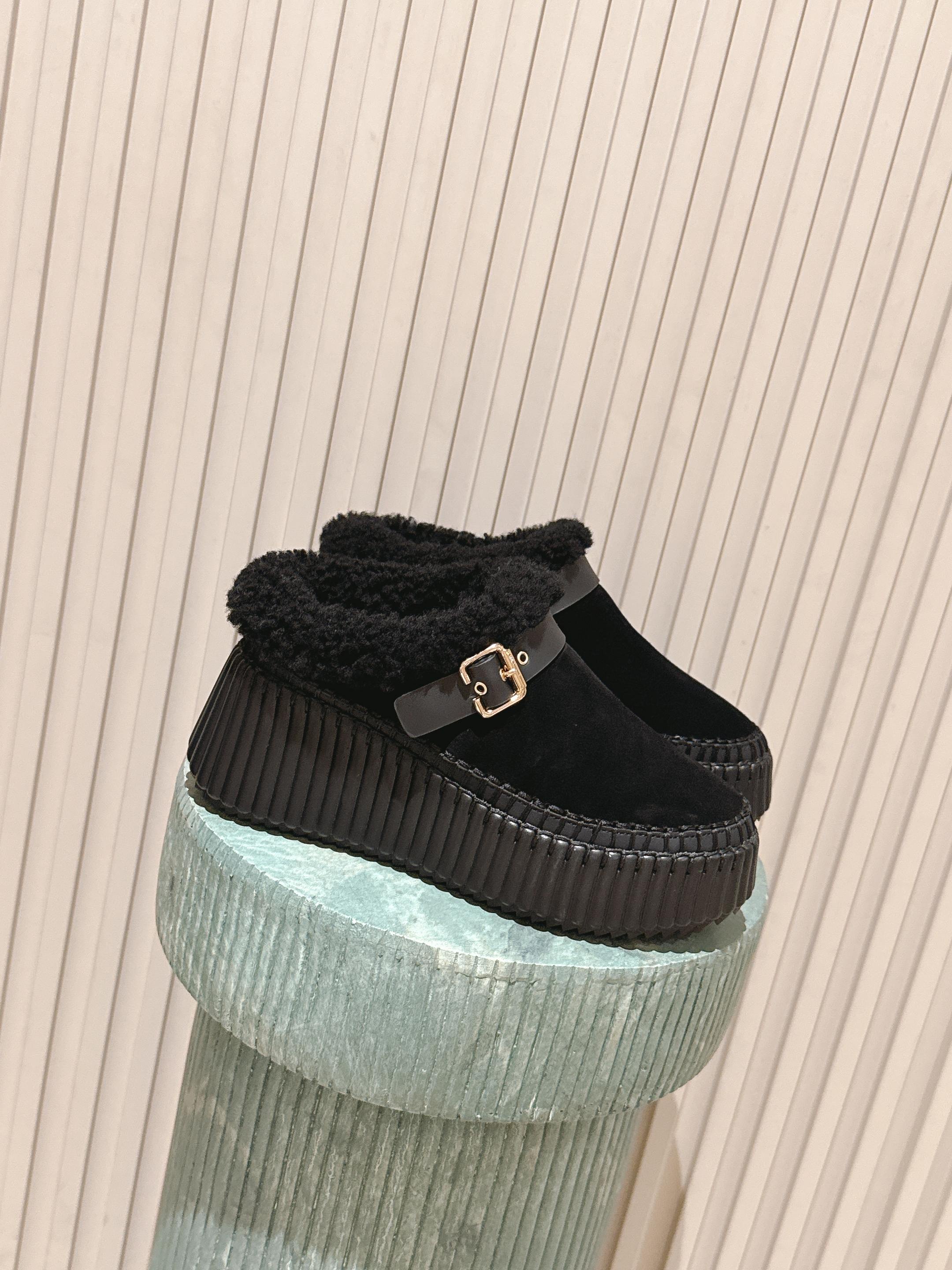 NO:559898,New color for the top version: Chloe’s new thick-soled wool half-flop!  The latest color matching is a cool trendy boot that looks amazing this season, buy it!  Exclusive mold opening and customization on the entire network. After 1 month of adjustment, it was restored to the authentic grade and counter inspection grade. Original one-to-one custom elastic socks on the upper, crystal sheepskin feet inside, and one-to-one model non-slip double-layer thickened non-slip and wear-resistant outsole!  Wear the height-increasing artifact!  Size35-39(40 41 customized), snow boots, boots, sheepskin19860909顶级版本新播色: 克洛伊新款厚底羊毛半拖！最新配色入手一款本季颜值爆表的酷潮靴,购入！全网独家开模定制,历经1个月调整还原正品级,专柜验货级别 鞋面原版一比一定制弹力袜,内里水晶羊皮垫脚,一比一楷模防滑双层加厚防滑耐磨大底！穿上增高神器！ Size35-39( 40 41 定做),雪地靴,boots,sheepskin,Women's Shoes