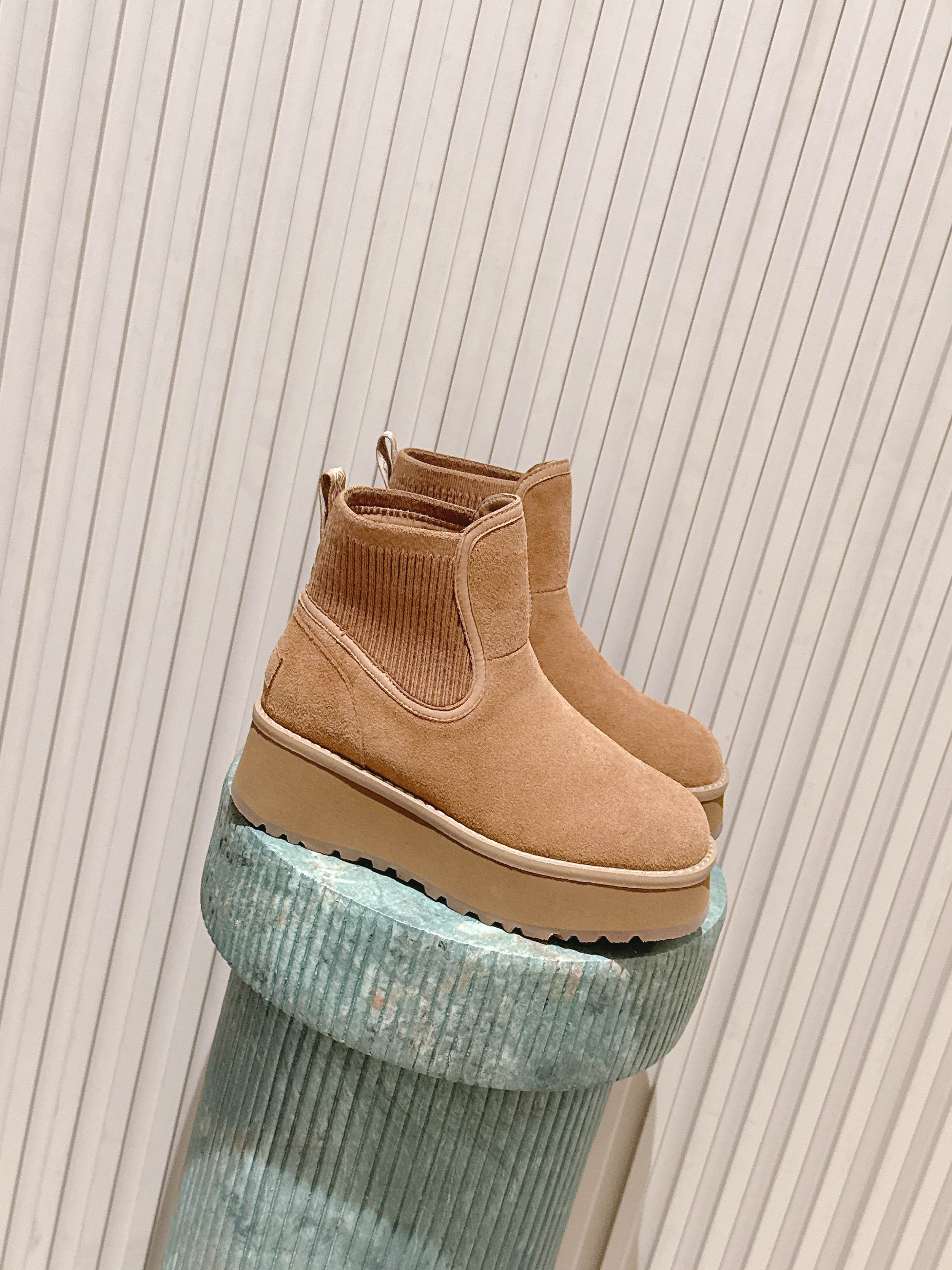 NO:564067,Top version: ugg new winter lesbian style casual and comfortable thick-soled round-toe cotton boots snow boots. Its advantage is that it is very light and easy to walk. It can be worn with any pants when running. Whether it shows the cute raw edges or not, it looks good when paired with slim pants and ten socks. The effect of elongating your legs is that your ankles will be longer and thinner. Of course, the most important thing is that it is very warm!  !  As the saying goes, when your feet are warm, your whole body will be warm. The fabric is original frosted. The lining is wool. The sole is original. Size 35-39 (40 customization is non-returnable and non-exchangeable), boots, boots, socks.19860909顶级版本:ugg冬季新款女同款休闲舒适厚底圆头棉靴雪地靴 它的优点就是特别轻又好走路 跑步都没问题搭任何的裤子都可以 露不露可爱的毛边都好看搭配修身裤十袜子拉长腿部效果显得你脚脖子倍儿长倍儿细当然最主要的还是巨暖和啊！！俗话不是说嘛脚暖了 浑身都暖和 面料原版磨砂 内里羊毛 鞋底原版鞋底 尺码35-39（40定制不退不换）,靴子,boots,socks,Women's Shoes