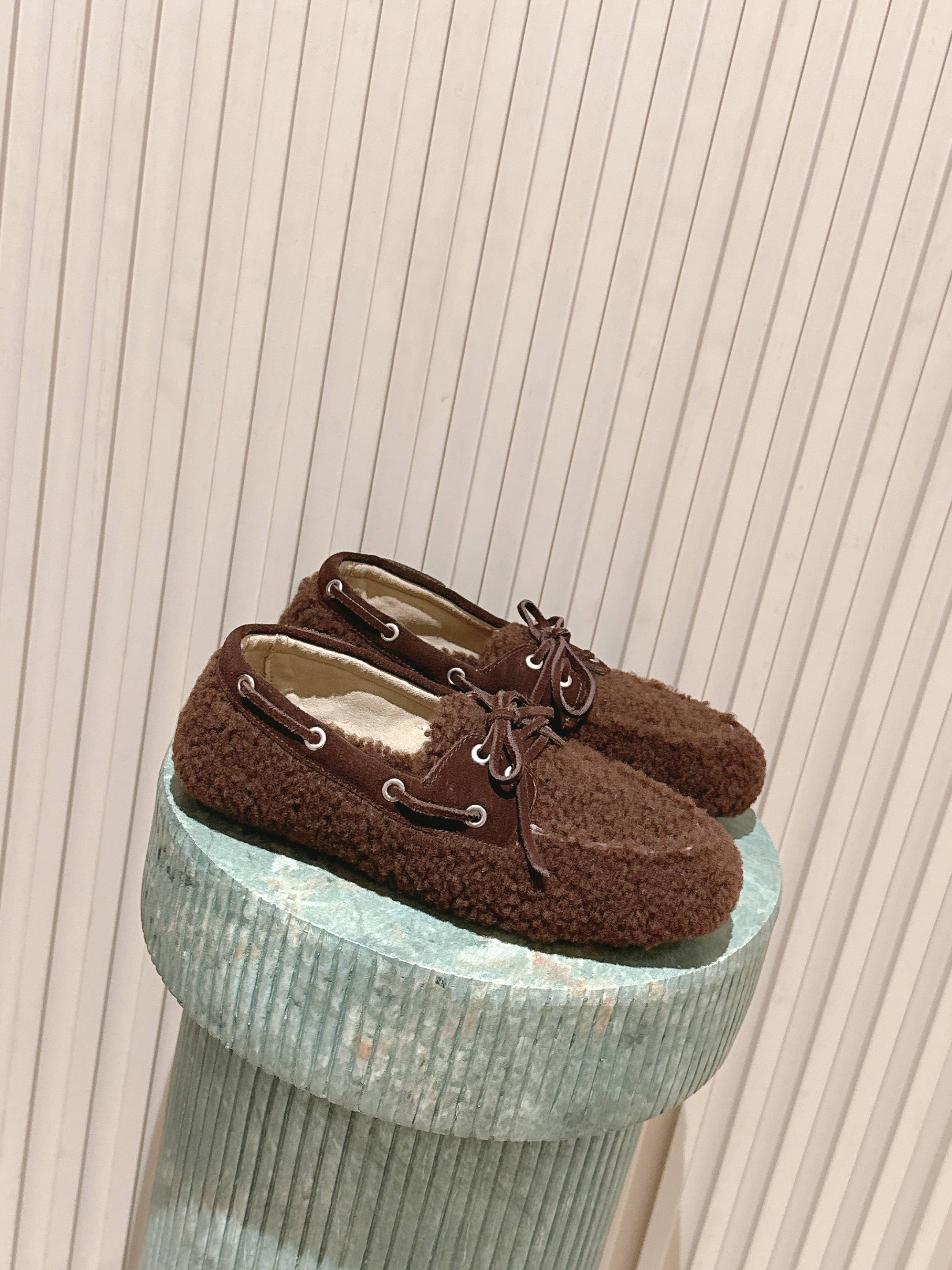 NO:564061,Top version: Miu Miu miumiu2025s new furry shoe series... a versatile and fashionable item!  Whether worn at home or outside, it is a symbol of taste!  Matching socks with socks in autumn and winter is even more amazing. The fabric is customized with original horse hair leather logo crafts. The lining is customized with original wool. The feet are customized with original wool. The outsole is original molded rubber wear-resistant sole. Packaging is original full set of packaging. Code number: 35-39 (40 customized), loafers, miumiu, loafers, socks.19860909顶级版本:缪缪miumiu2025s新款毛毛鞋系列……百搭时髦单品！不管居家还是外穿都是品味的象征性！ 秋冬搭配袜子 那更是太绝太绝了 面料定制原版马毛车皮logo工艺 内里定制原版羊毛 垫脚定制原版羊毛 大底原版开模橡胶耐磨底 包装原版全套包装 码数35-39（40定制）,乐福鞋,miumiu,loafers,socks,Women's Shoes