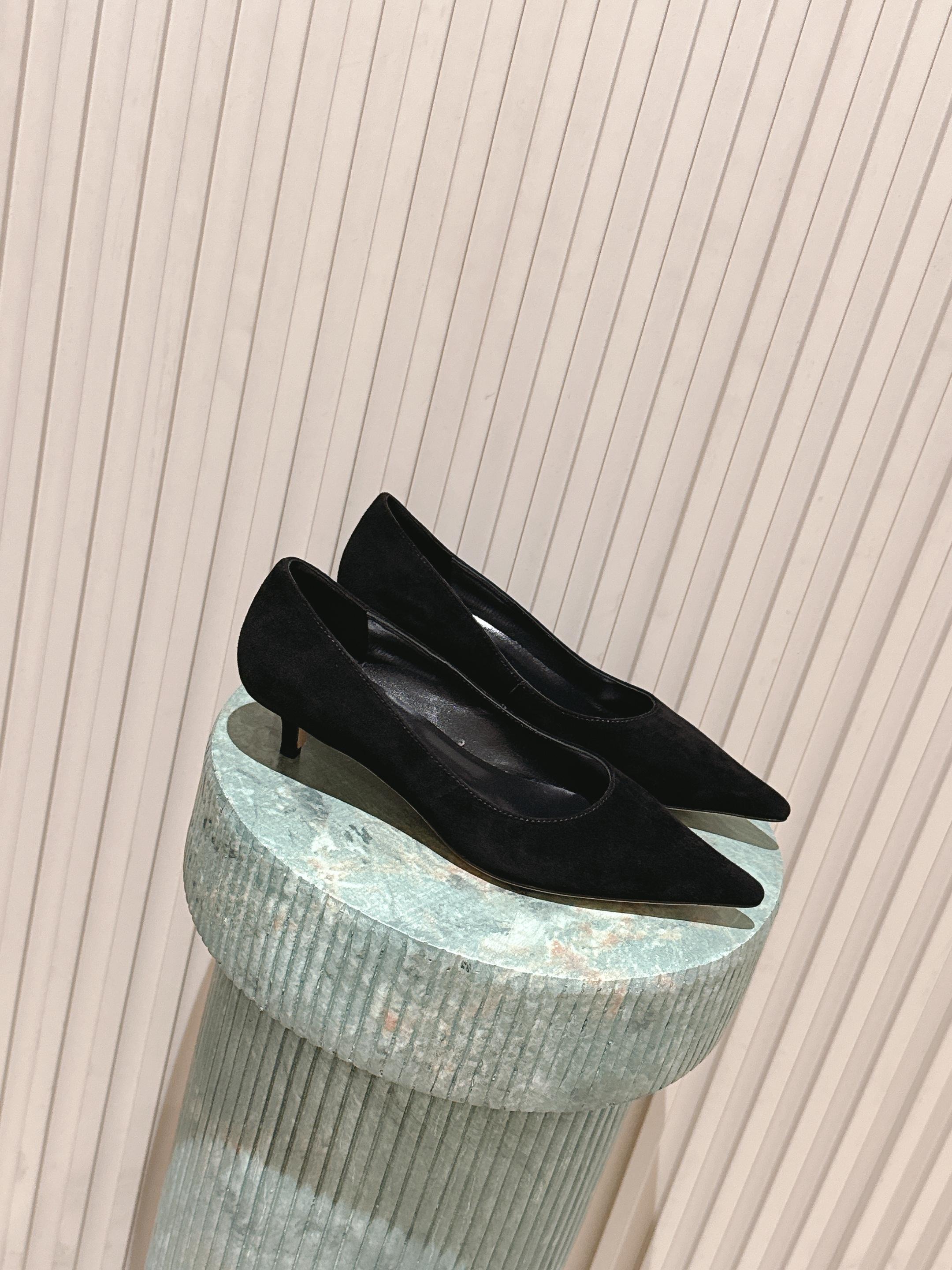 NO:564056,Top version JIMMY CHOO 25ss new autumn product pointed toe thin cat heel AMELIA high heels JC Jimmy Choo's Amelia series high heels are made of sheep leather material, which cleverly combines timeless elegance with modern fashion sophistication. This high heels is specially designed for wearing in multiple scenes. The smooth silhouette is equipped with cushioning inner pads, which allows you to easily show your fashion style no matter what occasion you attend, while bringing you a comfortable wearing experience. Fabric imported lambskin/sheep goat  Imported sheepskin lining, outsole imported from Italy, genuine leather outsole Size 35-41 (40 41 customized, non-returnable), high-heeled shoes, jimmy choo, jimmy choo, high   heels,sheepskin,sheep,leather soles19860909顶级版本 JIMMY CHOO 25ss 秋季新品 尖头 细猫跟 AMELIA 高跟鞋 JC吉米周这款Amelia 系列高跟鞋,采用羊皮革材质制成,将永恒的优雅格调与现代的时尚精致巧妙融合.这款高跟鞋专为多场景穿着而设计,流畅廓形配以具有缓冲功能的内垫,无论出席何种场合,都能让您轻松展现时尚风格,同时带来尽享舒适的穿着体验. 面料进口小羊皮/羊猄 内里进口羊皮 大底意大利进口真皮大底 Size35-41（40 41定做不退换）,高跟鞋单鞋,jimmy choo,jimmy choo,high heels,sheepskin,sheep,Leather soles,Women's Shoes