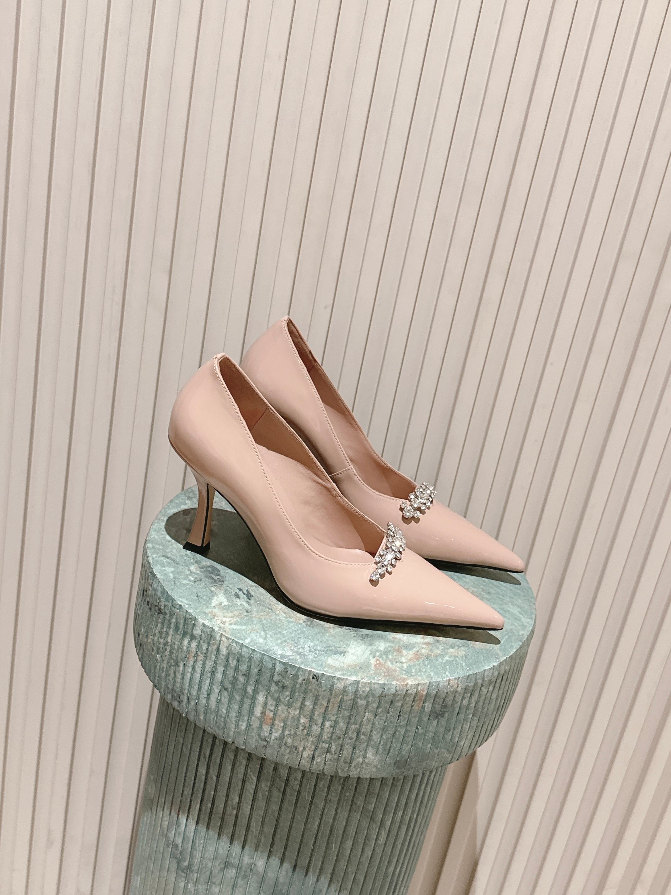 NO:564051,Top version JIMMY CHOO 25ss new autumn product pointed toe diamond trim BELINDA PUMP high heels JC Jimmy Choo's Belinda Pump series high heels are made of high-gloss patent leather material to create a modern shoe shape. The distinctive pointed toe design is paired with a 9cm high heel, and the exquisite crystal-embellished straps shimmer, making the feet full of charm. The fabric is imported fetal cow patent leather, the lining is imported sheepskin, the outsole is imported genuine leather outsole from Italy, and the heel height is 9cm.  Size35-41 (40 41 customized, non-returnable), high heels, jimmy choo, jimmy choo, high heels, sheepskin, Leather soles19860909顶级版本 JIMMY CHOO 25ss 秋季新品 尖头 镶钻饰条 BELINDA PUMP 高跟鞋 JC吉米周这款Belinda Pump 系列高跟鞋,以高光泽漆皮材质打造摩登鞋型.鲜明尖头设计配以9厘米高跟,精美水晶饰绑带微光熠熠,令双足尽显迷人魅力. 面料进口胎牛漆皮 内里进口羊皮 大底意大利进口真皮大底 跟高9cm Size35-41（40 41定做不退换）,高跟鞋单鞋,jimmy choo,jimmy choo,high heels,sheepskin,Leather soles,Women's Shoes