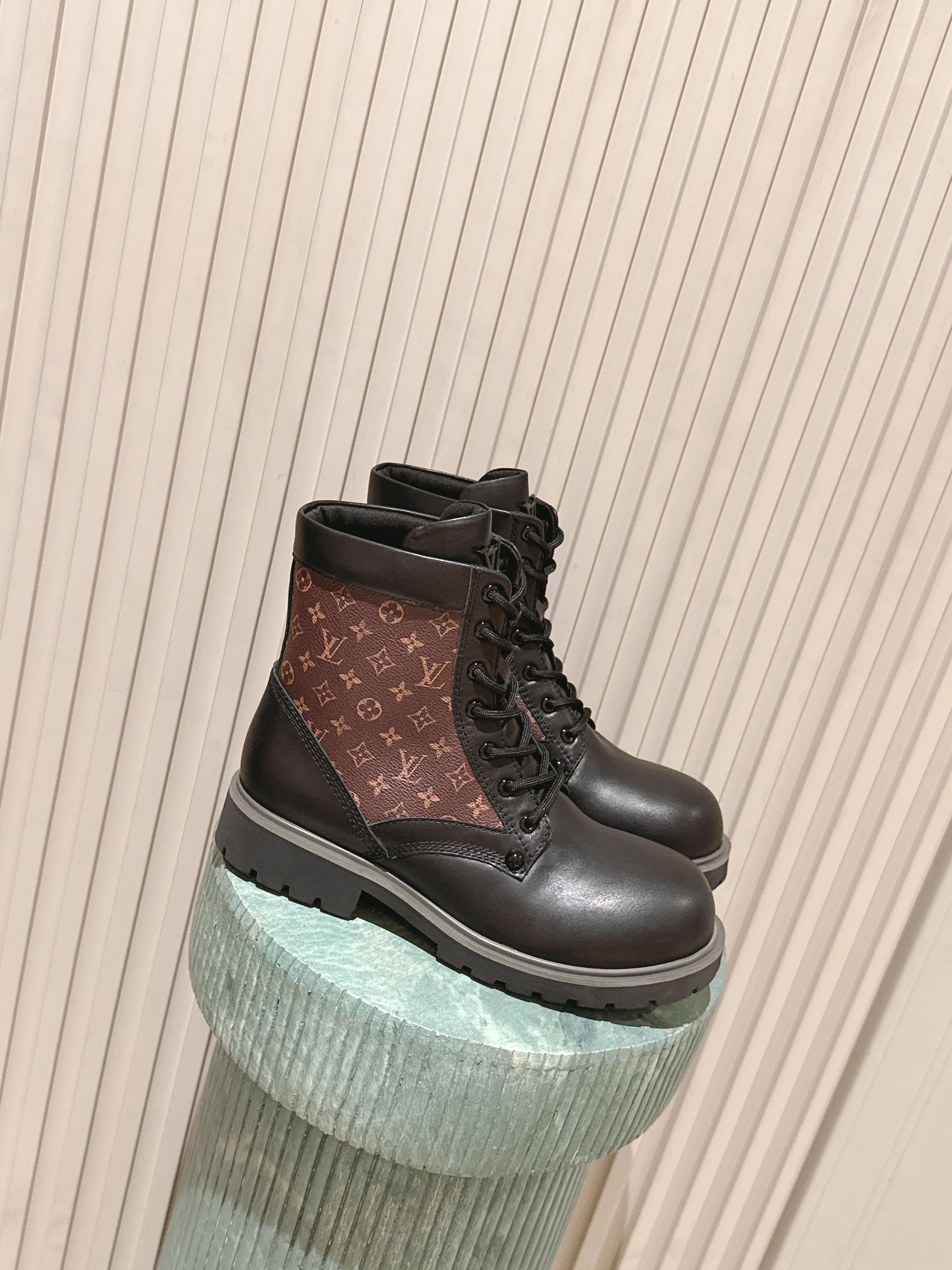 NO:564042,Top version for couples: top version of L Jialu brand, super classic Martin boots, original replica, this year's popular small leather shoe design, simple round toe, high-end atmosphere, super versatile and slim, super cool boots, upper cowhide/presbyopia, lining cowhide, sole original rubber plus real welt combination, size 35-40, men's 40-46, boots, louis vuitton, louis vuitton, boots, cowhide19860909顶级版本情侣款: 顶级版本L家驴牌 超经典马丁靴 原版复刻 今年流行的小皮鞋设计  简约圆头 高档大气 超百搭显瘦  超牛战靴 鞋面牛皮/老花 内里牛皮  鞋底原版橡胶加真驾沿条组合  码数35-40码 男款40-46,靴子,louis vuitton,louis vuitton,boots,cowhide,Women's Shoes