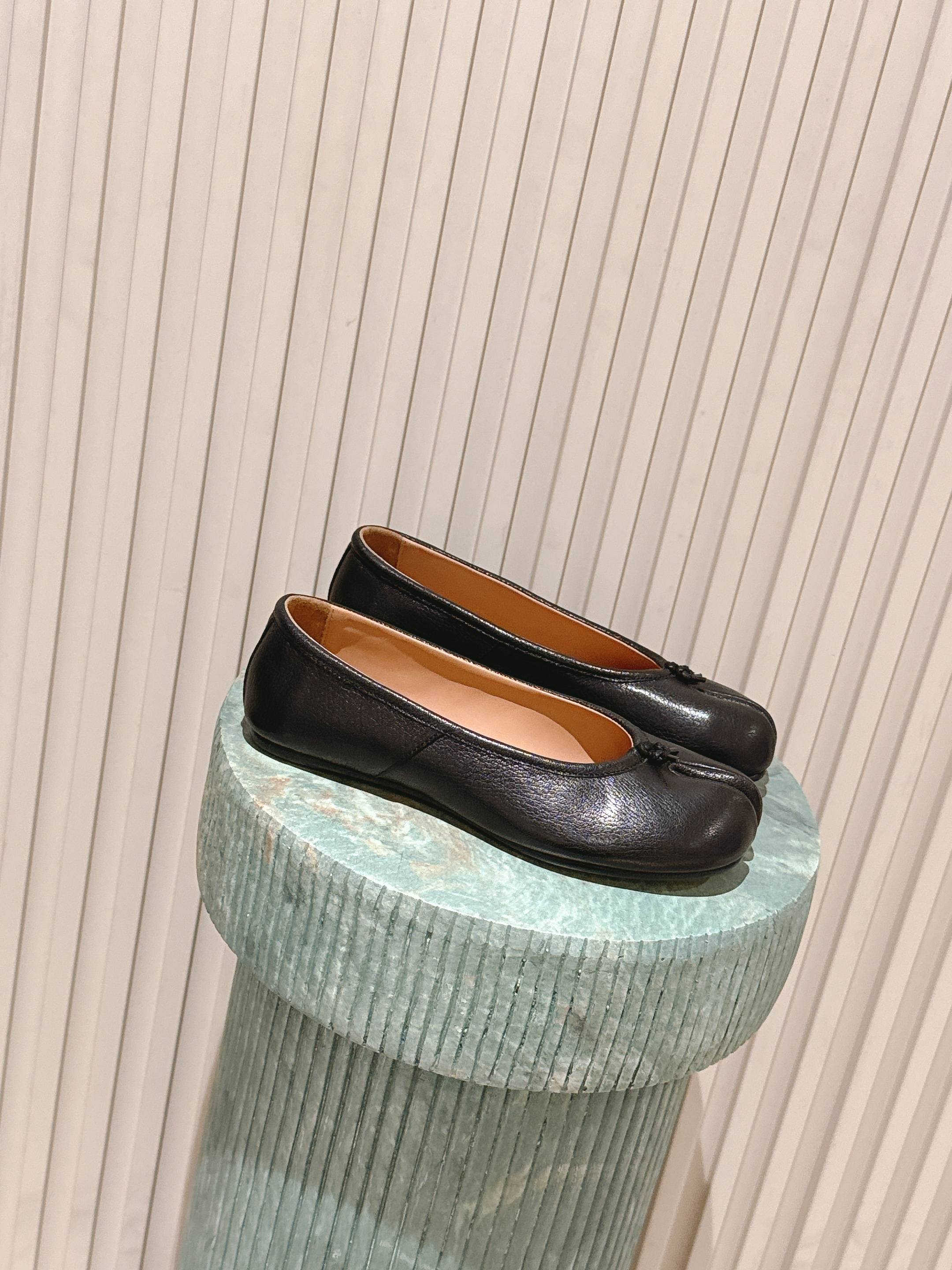 NO:564025,Dongguan purchasing agent grade (Official website sync box packaging) Maison Margiela MM6 Margiela 25ss new heavy horse leather washed split-toe shoes Tabi split-toe shoes ballet shoes original molded double-layer genuine leather soles original set-lasted shoes are very generous and can be easily matched with various styles The gospel of short legs The upper body instantly becomes long legs in an instant The upper feet are not bound by conventions, you can be yourself as you like ~ Fried chicken on the feet is soft and comfortable  Upper imported horsehide washing process Original sheepskin lining Outsole Original Italian double-layer genuine leather heel Size: 35-41 (40 41 customization is non-returnable), single shoes, masion margiela, masion margiela, sheepskin19860909东莞代购级（官网同步盒包装） Maison Margiela MM6马吉拉 25ss新款 重工马皮水洗 分趾鞋 Tabi分趾鞋 芭蕾舞鞋 原版开模双层真皮鞋底 原版套楦鞋型很大方 搭配各种风格都 轻松驾驭 小短腿的福音 上身瞬间秒变大长腿 上脚不被常规所拘束,随心所欲做自己～上脚炒鸡柔软舒适 鞋面进口马皮水洗工艺 内里原版羊皮 大底原版意大利双层真皮底跟 Size: 35-41（40 41 定制不退换）,单鞋,masion margiela,masion margiela,sheepskin,Women's Shoes