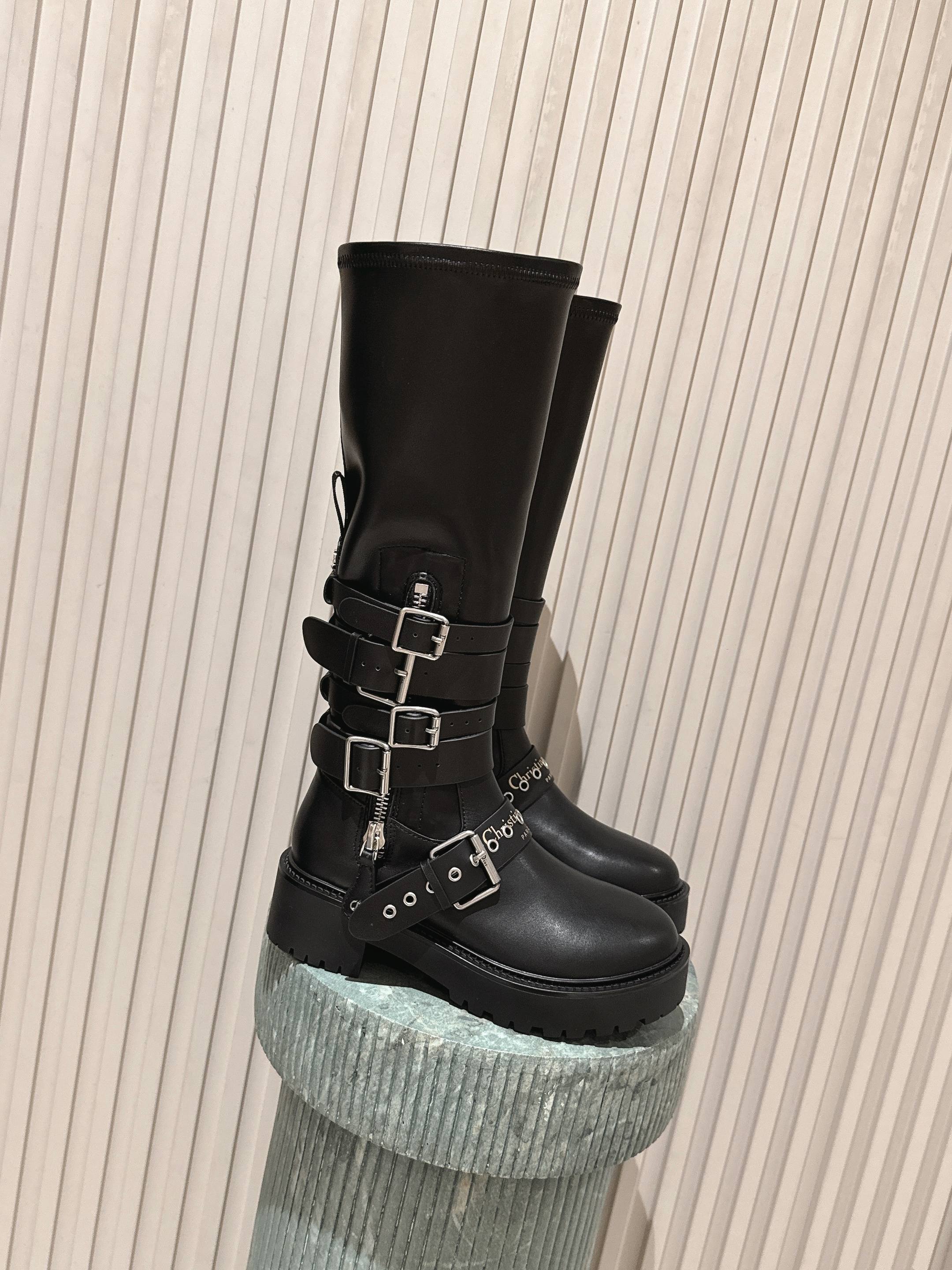 NO:564020,Purchasing-grade Dior 25 new mid-boots, high boots, brogue boots 25 early spring ready-to-wear series new products, highlighting the charm of haute couture. Black rubber-effect cow leather tube design, decorated with silver zipper decoration on the side to enhance style. Paired with thick and light notched soles, it can add luster to the casual look of this season. The upper is made of calfskin and the lining is made of calfskin. The heel height is 4.5CM. The original molded Tpu outsole  Size35-41 (40 41 customized, non-returnable), boots, dior, dior, boots, cowhide19860909代购级 Dior 迪奥 25新款 中靴 高筒靴 布洛克长靴 25早春成衣系列新品,彰显高订魅力.黑色橡胶效果牛皮革筒形设计,侧面饰以银色拉链饰面提升格调.搭配厚实而轻盈的凹口鞋底,可为本季休闲造型增光添彩. 鞋面小牛皮材质牛皮内里, 跟高4.5CM 原版开模 Tpu 大底 Size35-41（40 41定做不退换）,靴子,dior,dior,boots,cowhide,Women's Shoes