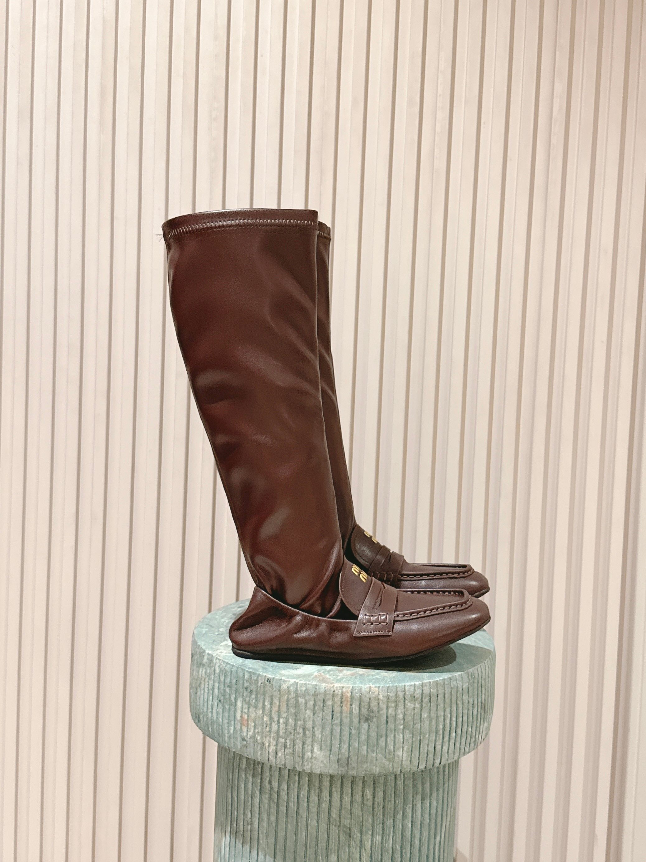 NO:564008,Top version miumiu 25s new high-top loaf stitched stretch leather boots. Extremely slim. Bold splicing style design, future and classic collision. Reconstruction of casual beauty. Full of vitality, art, fresh style and casual beauty. This shoe is very comfortable on the feet and feels great. Boot elastic leather. Upper cowhide. Lining sheepskin. High flat heel. Original outsole. Size35-40 (40)  Customized (non-refundable), boots, miumiu, loafers, boots, cowhide, sheepskin19860909顶级版本 miumiu谬谬25s新款高筒乐福拼接弹力靴皮靴 巨显瘦 大胆的拼接款式设计,未来感与经典碰撞 重构随性华美 充满活力、艺术、新鲜感风格随性的华美,这款鞋子上脚非常舒服,脚感很棒 靴筒弹力皮 鞋面牛皮 内里羊皮 跟高平底 大底原版开模 Size35-40（40 定做不退换）,靴子,miumiu,loafers,boots,cowhide,sheepskin,Women's Shoes