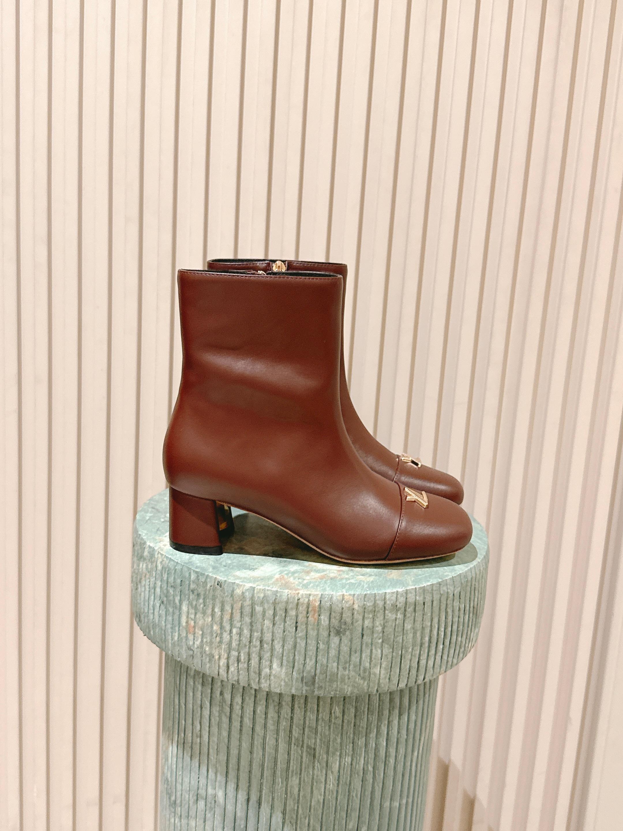 NO:564002,Purchasing agent level: Louis Vuitton Louis Vuitton Internet celebrity, big star catwalk new style lace-up short boots Casual and versatile fashion style, comfortable on the feet. With Louis Vuitton logo embellishment highlights, elegant and elegant. Fabric imported calfskin, sheepskin lining. Original outsole: Italian genuine leather outsole. Heel height 5.5CM Size#35-41, boots, louis vuitton, louis vuitton, boots, cowhide, sheepskin, Leather soles19860909代购级: Louis Vuitton路易威登 网红,大明星走秀新款 系带短靴 休闲百搭时尚潮流款,上脚舒适 搭配路易威登标识点缀亮点大气显气质 面料进口小牛皮 内里羊皮 大底原版:意大利真皮大底 跟高5.5CM Size#35-41,靴子,louis vuitton,louis vuitton,boots,cowhide,sheepskin,Leather soles,Women's Shoes