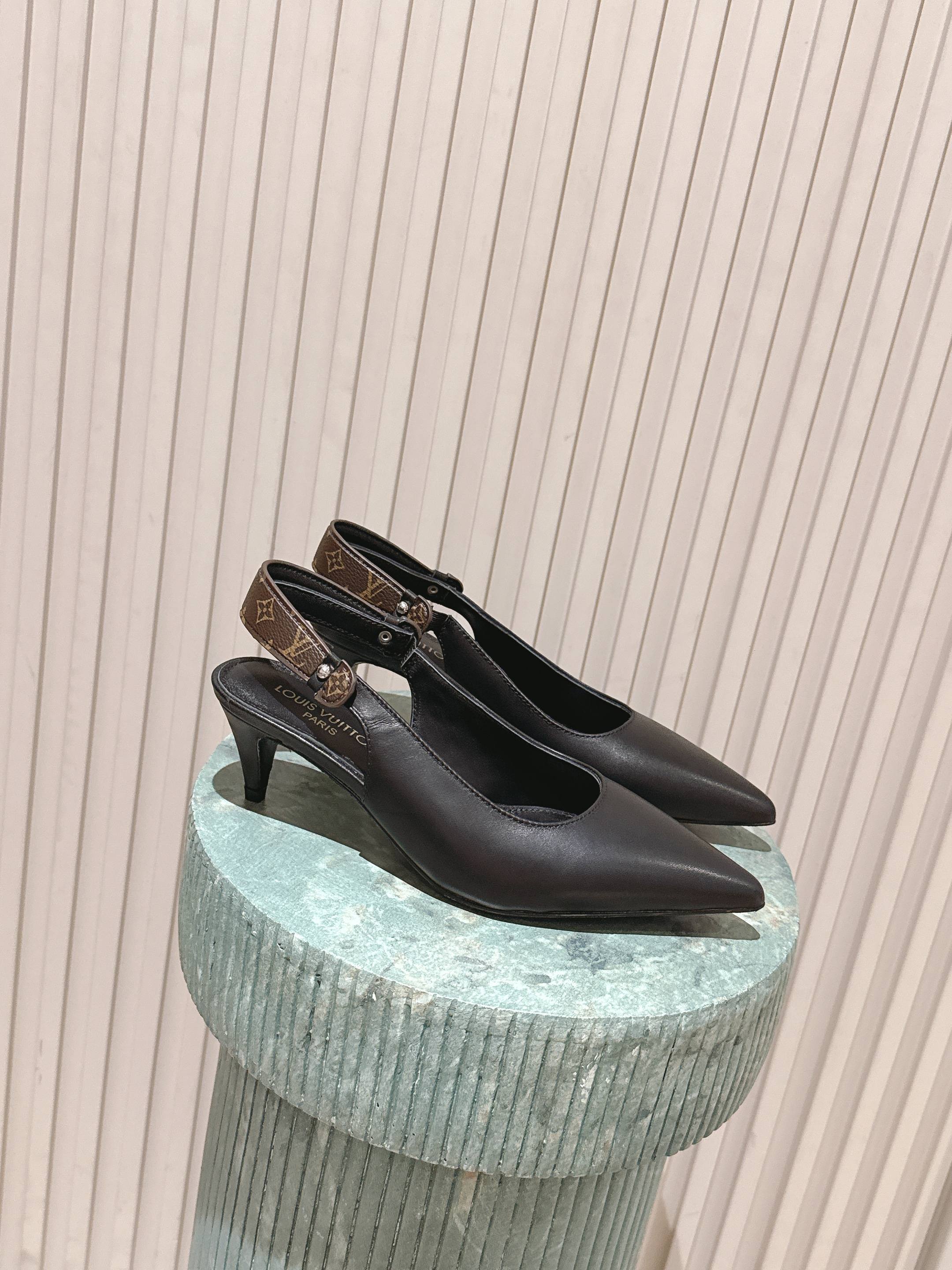 NO:563997,Top version of high heels: low heels Louis Vuitton ss25 F057 new arrival LV donkey brand spring and summer series new pointed toe high heels and sandals. Simple and exquisite, full of high-end feeling, showing elegance ~ super good-looking on the feet, perfect for summer shoes. The upper is imported first-layer cowhide, and the lining is sheepskin. The outsole is genuine leather outsole imported from Italy. The heel height is 5.5cm/8.5cm.  Size 35-41 (40.41 customized, non-refundable), high heels and sandals, louis vuitton, louis vuitton, louis vuitton, sandals, high heels, cowhide, sheepskin, Leather soles19860909顶级版本高跟:低跟  Louis Vuitton ss25 F057 new arrival LV驴牌春夏系列新款尖头高跟鞋凉鞋单鞋 简约精致,高级感满满,尽显优雅气质～上脚超好看,拉满了夏日美鞋的绝绝子 鞋面进口头层牛皮 内里羊皮内里 大底意大利进口真皮大底 跟高5.5cm/8.5cm 码数35-41（40.41订做不退换）,高跟鞋凉鞋,louis vuitton,louis vuitton,louis vuitton,sandals,high heels,cowhide,sheepskin,Leather soles,Women's Shoes