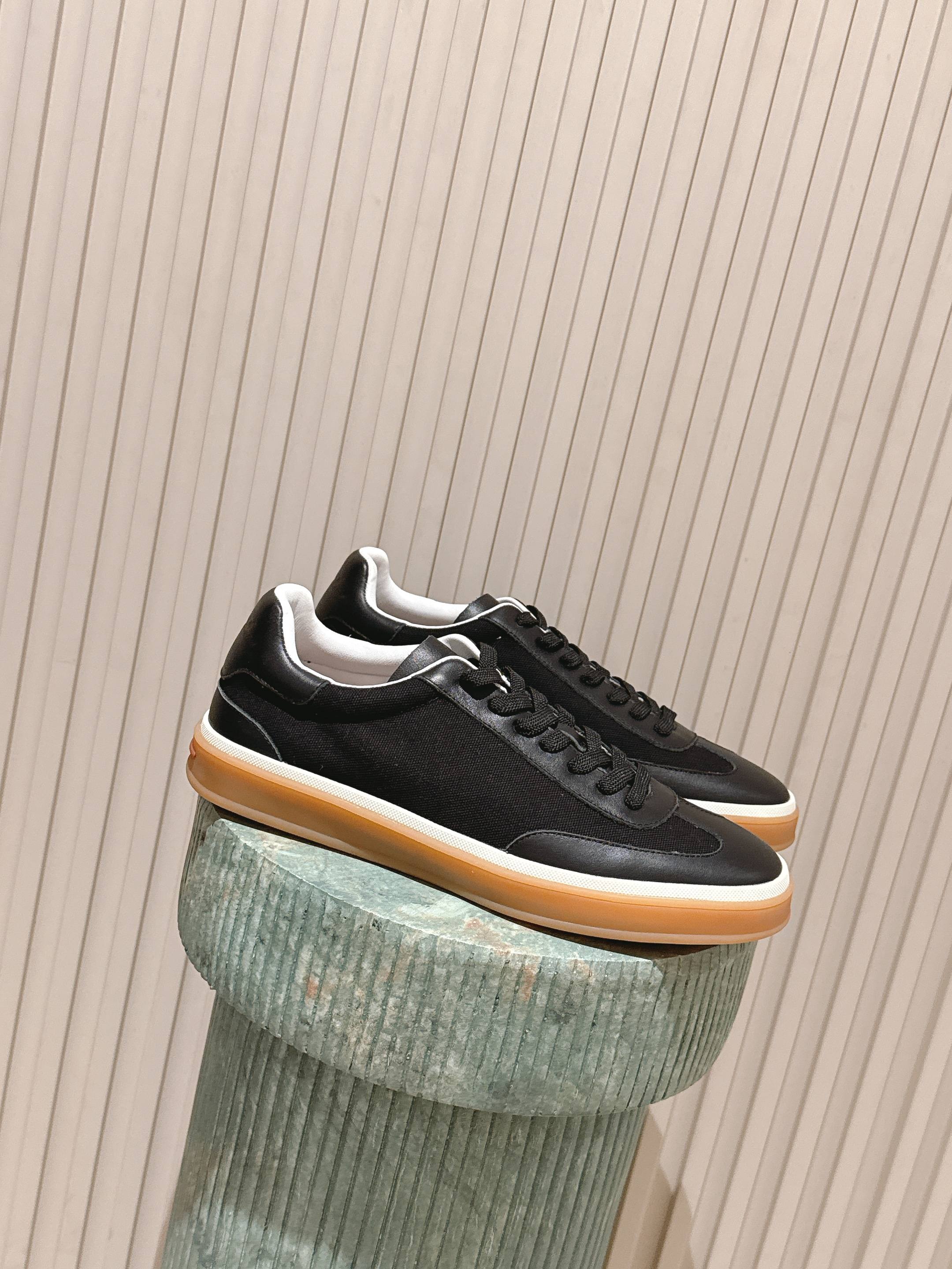 NO:615002,Purchasing top-notch women's models: Men's models: Nuoyou Piana's old-money style moral training shoes/muller slippers top upgraded version are all new. This year's Lp has new colors, the colors are very stunning, suitable for summer and very versatile and white. Loro Piana's Summer Charms may seem ordinary, but in fact, you will love it once you wear it. It is comfortable, light, breathable and easy to care for. It can satisfy all your demands for midsummer shoes. It is Summer.  Charms Walk!  The fabric is imported top-grade mercerized cashmere, very delicate and skin-friendly. The foot pads are imported benzene-dyed calfskin. The outsole is exclusive milk-colored beef tendon outsole. Mold-opening hardware. We can make more than 100 color matching cabinets in the entire series!  Welcome to place an order!  Size35-45,casual shoes/sports shoes,loro piana,loro piana,sneakers,cowhide19860909代购级顶货女款:男款:  诺悠翩雅 老钱风德训鞋/穆勒拖顶级升级版全系列上新啦.今年的Lp再出新色,颜色非常的惊艳,适合夏天的同时又非常百搭显白 Loro Piana之Summer Charms看似平淡无奇,实则一穿倾心,舒适 轻便 透气 易打理,你对盛夏鞋履的一切诉求,它都可以满足你,它就是Summer Charms Walk！ 面料进口顶级丝光羊绒、非常细腻亲肤 垫脚进口苯染小牛皮 大底独家牛奶色牛筋大底 开模五金 全系列一百多个配色柜柜有的颜色我们都有做！欢迎下单！ Size35-45,休闲鞋/运动鞋,loro piana,loro piana,sneakers,cowhide,Women's Shoes