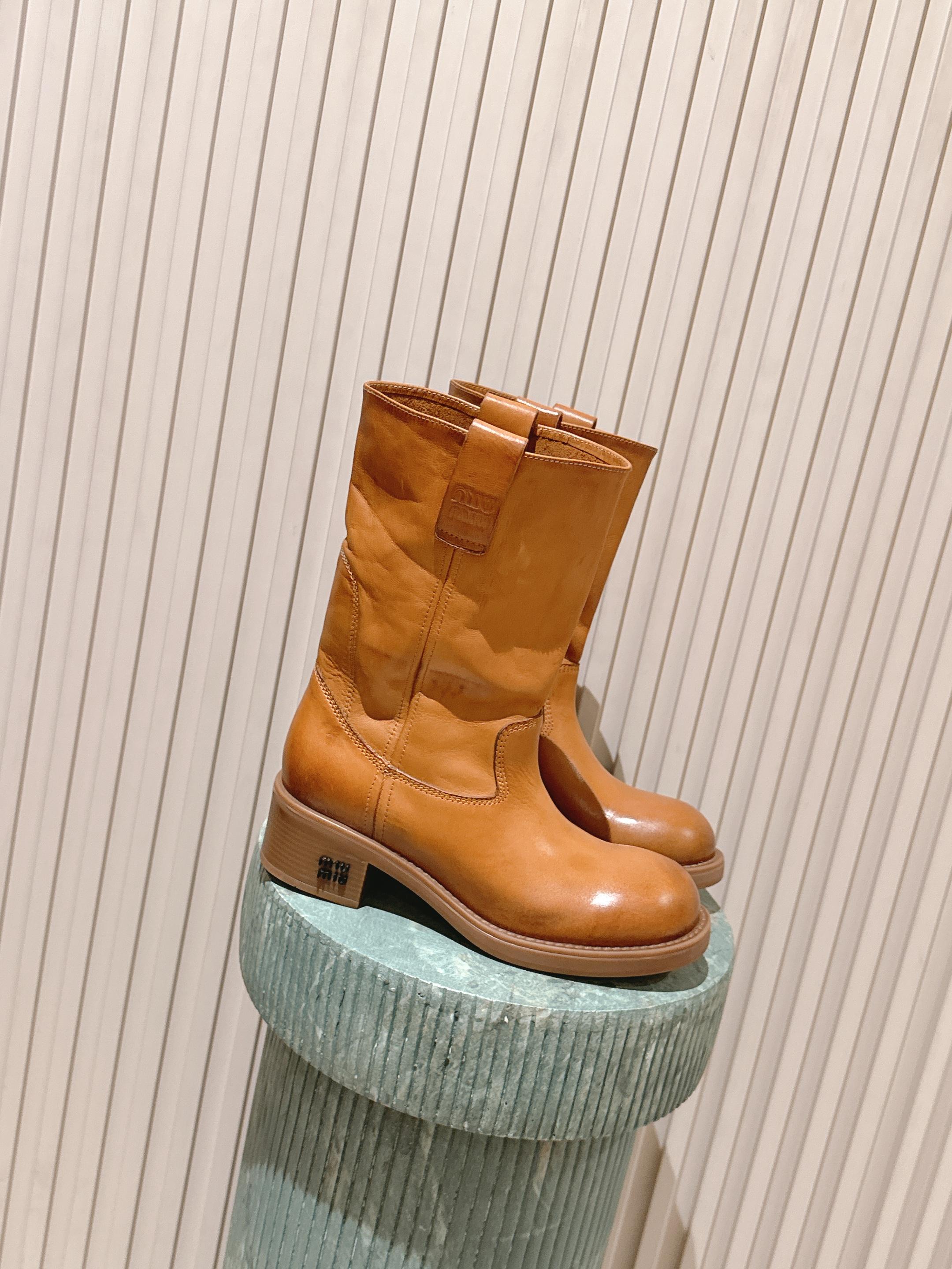 NO:578043,Top quality MiuMiu 2026 spring and summer catwalk style pile boots. Slip-on short boots. Natural pleats in the boot shaft. Lazy and casual. Half-lined design is light and not bulky. Perfect for autumn and winter wear. Soft insole. Very comfortable to wear for a long time. Suitable for Citywalk or daily outings. Inspired by blending workplace and daily life. Practical and fashionable. One of the highlights of this season... The fabric is made of washed cowhide.  Original molded rubber soles, non-slip and wear-resistant, size 35-40 (40. Customized), boots, miumiu, boots, cowhide19860909顶级品质 MiuMiu 缪缪 2026春夏走秀款堆堆靴 一脚蹬短靴 靴筒自然褶皱 慵懒随性 半内里设计轻薄不臃肿 秋冬穿搭氛围感满分 鞋垫柔软 长时间穿也很舒适 Citywalk或日常出街都很合适 灵感融合职场与日常 实用又时髦 是本季亮点单品之一…… 面料采用水洗牛皮面料 原版开模橡胶鞋底防滑耐磨 码数35-40（40.定做）,靴子,miumiu,boots,cowhide,Women's Shoes