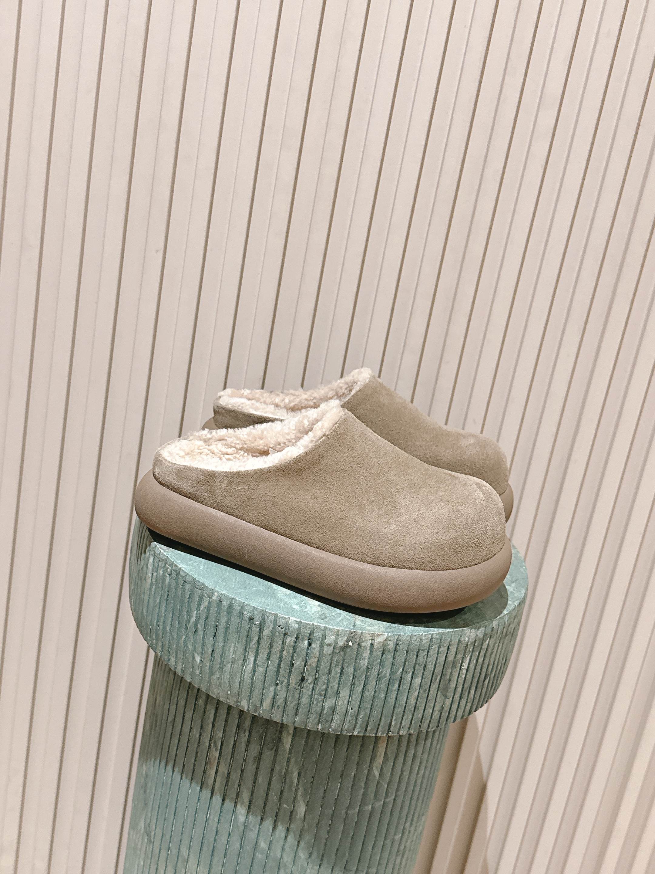 NO:578037,Top version: UG* new autumn and winter round toe plus velvet Mule slippers. The upper is made of suede leather, which is soft to the touch and has a high-end texture. The inside of the shoe is filled with thick wool lining, which tightly locks in temperature and can provide sufficient warmth in autumn and winter. It is warm and comfortable when it fits the foot skin.  It is a mule style, with an open design without a heel, making it extremely easy to put on and take off; the shoe shape is round and plump, visually simple and elegant, and is practical for both home and light outings. It provides multiple sets of low-saturation earth tones, with soft and versatile tones, which are easy to match with all kinds of autumn and winter clothing to meet different styles of dressing needs. The upper is made of high mercerized cow velvet, and the inner lining is Longfeng A-grade fur integrated outsole. EVA foam outsole is 4.5cm higher.  size 35-40 (customized sizes 40 are non-refundable), semi-slippers, slippers19860909顶级版本::UG*秋冬新款圆头加绒穆勒拖鞋 鞋面采用反绒皮材质,触感柔软且质感高级；鞋内填充厚实羊毛内衬,紧密锁温,能在秋冬季节提供充足的保暖效果,贴合脚部肌肤时温暖舒适. 属于穆勒拖款式,无后跟的开放式设计,穿脱极其便捷；鞋型圆润饱满,视觉上简约大气,兼具居家与轻外出的实用性.提供多组低饱和度大地色系,色调柔和百搭,易与各类秋冬服饰搭配,满足不同风格的穿搭需求. 鞋面高丝光牛绒 内里隆丰A级皮毛一体 大底EVA发泡大底 增高4.5cm size35-40码（40码定制不退换）,半拖毛毛鞋,slippers,Women's Shoes