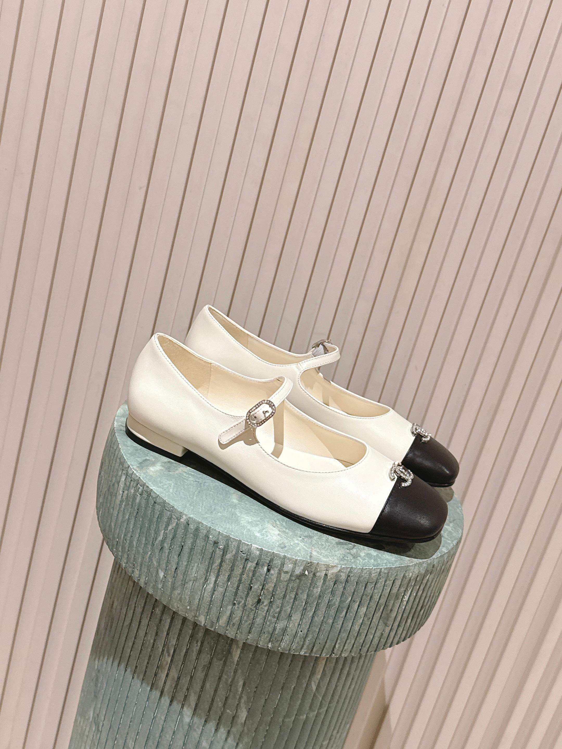 NO:647329,Top version: CHANE*25s little Chanel early spring hot-selling woven Mary Jane shoes, a perfect keep for yourself!  !  Much more comfortable than the classic Slingback!  Every color is a whitening tool that makes your feet look whiter! So cute! Another popular fragrance~ Material original sheepskin, original sheepskin lining, outsole, genuine leather sole, code number: 35-39/(40/41 customized, non-refundable, non-exchangeable), single shoes, chanel, chanel, mary jane, sheepskin19860909顶级版本:CHANE*25s小香奈儿早春爆品编织玛丽珍单鞋 妥妥的自留款！！比经典款Slingback舒服太多啦！每个颜色上脚都很显白 的显白利器!好嗲啊!又是火爆的小香~ 材质原版羊皮 内里原版内里羊皮 大底真皮鞋底 码数:35-39/(40/41定制不退不换),单鞋,chanel,chanel,mary jane,sheepskin,Women's Shoes