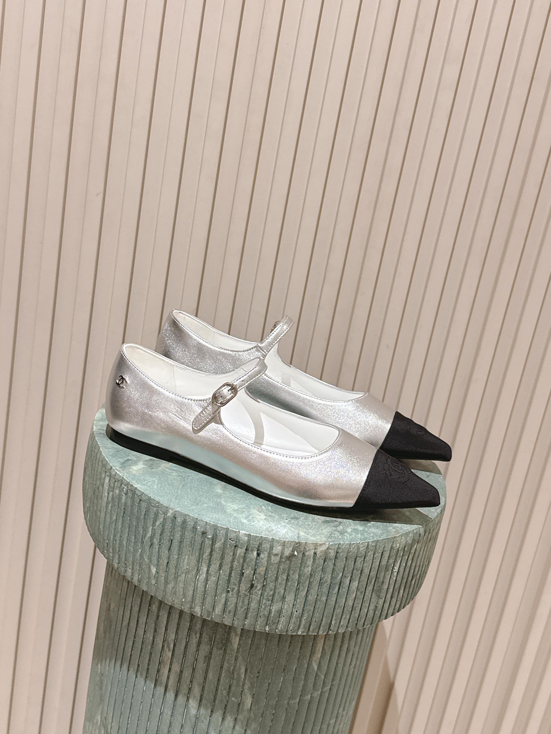 NO:647323,Top version: CHANE*25s little Chanel early spring hot-selling woven Mary Jane shoes, a perfect keep for yourself!  !  Much more comfortable than the classic Slingback!  Every color is a whitening tool that makes your feet look whiter! So cute! Another popular fragrance~ Material original sheepskin, original sheepskin lining, outsole, genuine leather sole, code number: 35-39/(40/41 customized, non-refundable, non-exchangeable), single shoes, chanel, chanel, mary jane, sheepskin19860909顶级版本:CHANE*25s小香奈儿早春爆品编织玛丽珍单鞋 妥妥的自留款！！比经典款Slingback舒服太多啦！每个颜色上脚都很显白 的显白利器!好嗲啊!又是火爆的小香~ 材质原版羊皮 内里原版内里羊皮 大底真皮鞋底 码数:35-39/(40/41定制不退不换),单鞋,chanel,chanel,mary jane,sheepskin,Women's Shoes