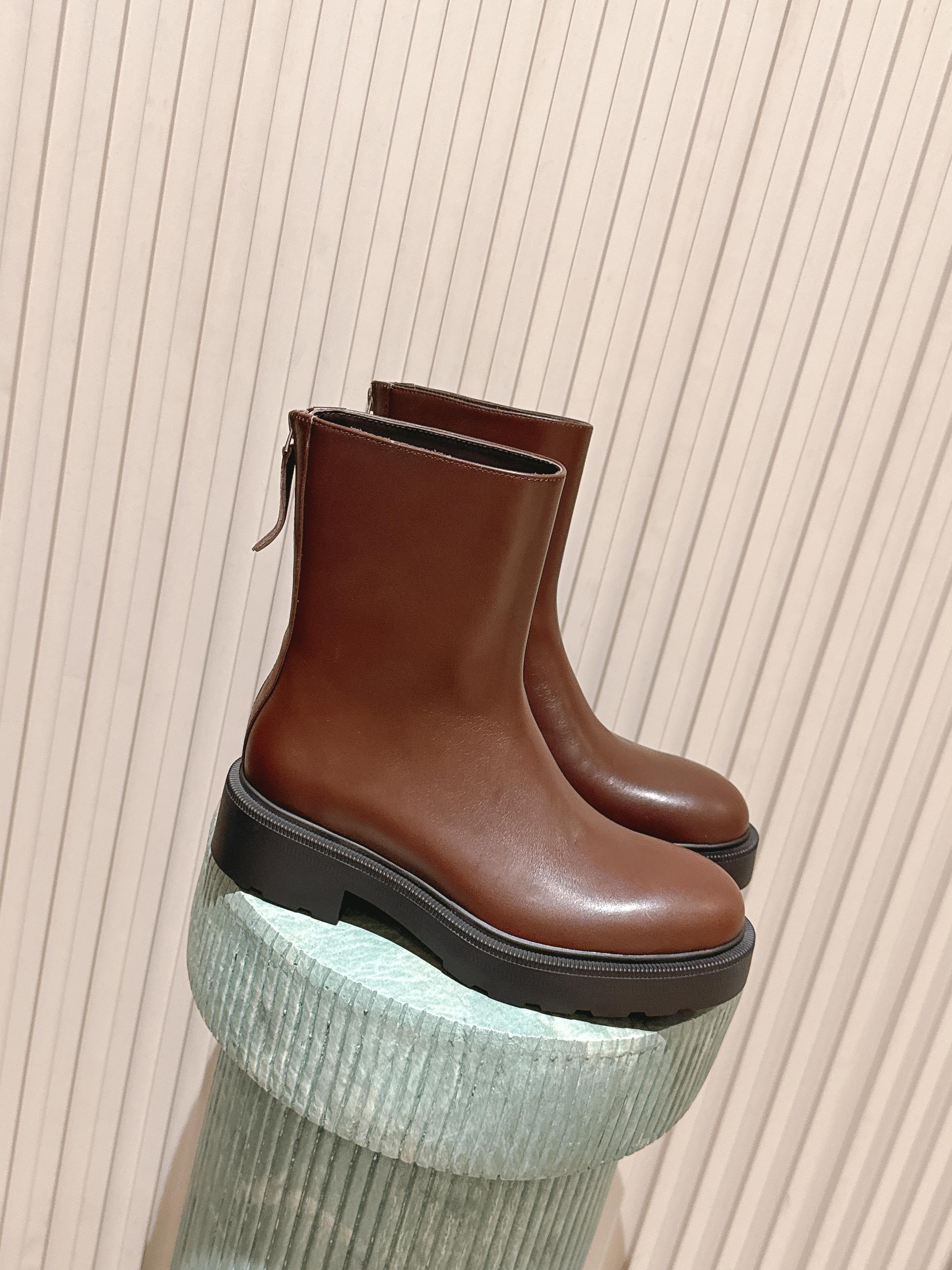NO:593167,Purchasing agent level The row 25ss autumn and winter new heel zipper, long legs + niche style, don’t hesitate, choose it! It is right to be taller, slimmer and aura. It must have a name in autumn and winter - TheRow. The usage rate is super high ~ boots were once hard to find in autumn and winter, the most high-end brands are the most attractive, it is no exaggeration to say: never go out of style. Soft black leather, easy to put on and take off and adds a sense of coolness;  The thick rubber sole feels comfortable. The heel zipper design makes it easy to put on and take off and adds a cool feeling. The heel is about 5 cm high, with a 3 cm waterproof platform - black calf leather. The endless pursuit of excellence in detail craftsmanship. Calf leather upper, calf leather lining, outsole, rubber outsole Size 35-40 (custom-made for 40, non-refundable), boots, boots, cowhide19860909代购级 The row 25ss秋冬新款后跟拉链 显腿长+小众不撞款不要犹豫了,选它没错!增高显瘦有气场无所不搭.秋冬它必须拥有姓名-TheRow. 使用率超高~秋冬季曾是一靴难求的单品,最高端的品牌,都是最耐看的,不夸张说一句:永不过时. 柔软黑色皮革,方便穿脱又增添酷感; 厚实的橡胶鞋底脚感舒适. 其后跟拉链设计方便穿脱又增添酷感 鞋跟高约5厘米,带3厘米防水台 -黑色小牛皮 精益求精的细节工艺的无尽追求. 鞋面小牛皮 内里小牛皮 大底 橡胶大底 Size35-40（40订做不退换）,靴子,boots,cowhide,Women's Shoes
