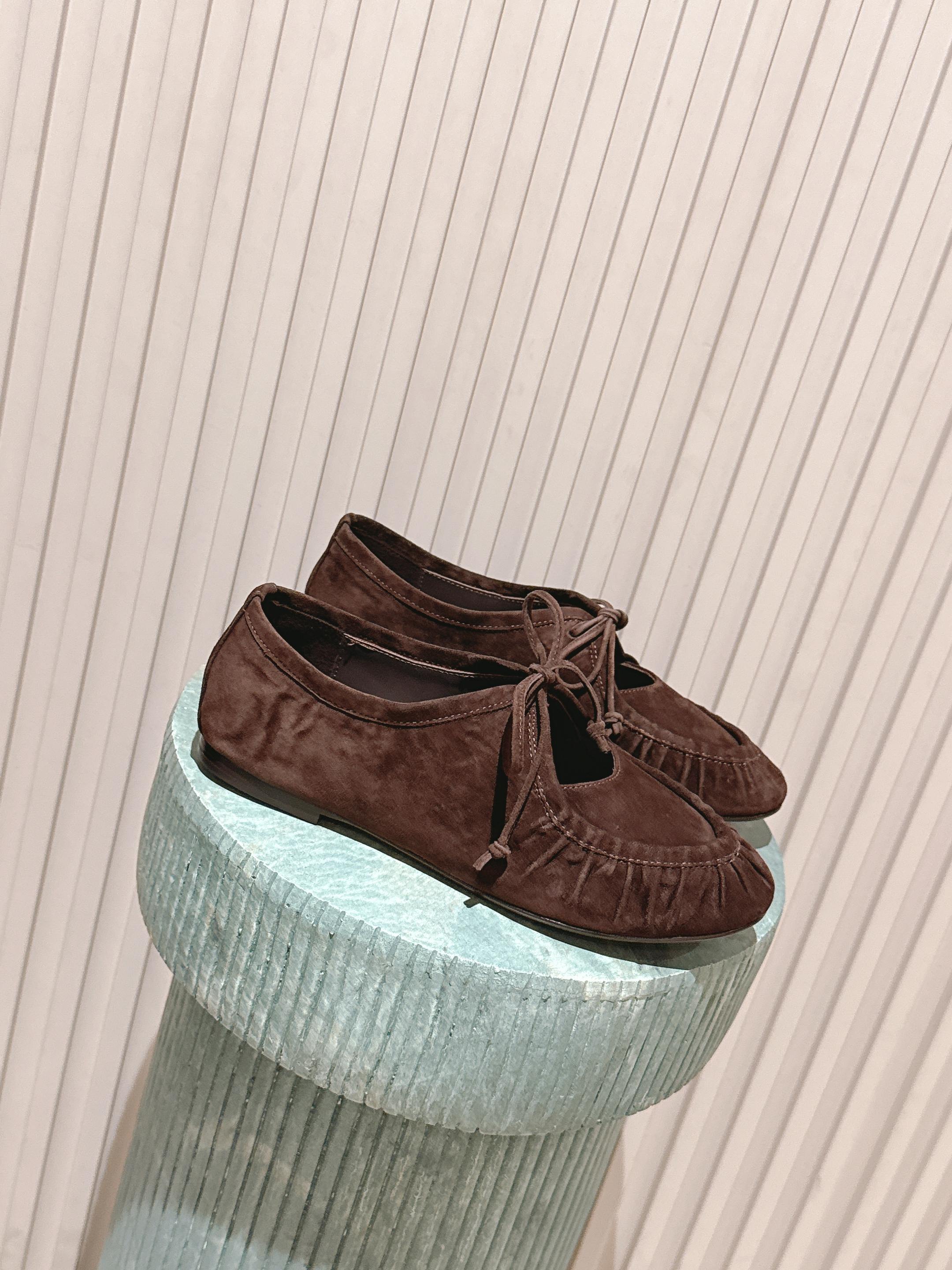 NO:593173,Top version:: HEREU｜26 spring and summer new Spanish niche brand early autumn new lace-up hollow flat ballet shoes pleated bow round toe Mary Jane flat loafers!  Simple and elegant. The toe part is slightly upturned, with smooth and natural lines, which is beautiful and can reduce the friction between the toe and the ground when walking. The front part of the shoe adopts a lace-up bow design element. This design breaks the monotony of traditional loafers and adds a touch of playfulness and sweetness; while the wrinkle details make the shoes more layered and three-dimensional. The upper is made of mixed sheepskin suede, the lining is sheepskin, and the Italian imported genuine leather outsole  Size: 35-40 (40 is custom-made and cannot be returned or exchanged) Comes with original packaging, ballet shoes, loafers, mary jane, sheepskin, Leather soles19860909顶级版本:: HEREU｜26春夏新品西班牙小众品牌 早秋新款系带镂空平底芭蕾鞋褶皱蝴蝶结圆头玛丽珍平底乐福鞋！ 简洁大方.鞋头部分微微上翘,线条流畅自然,既美观又能减少行走时鞋头与地面的摩擦.鞋身前部采用了系带蝴蝶结的设计元素,这种设计打破了传统乐福鞋的单调感,增添了一丝俏皮与甜美气息；而褶皱细节处理则让鞋子更具层次感和立体感. 鞋面采用混种羊皮羊反绒 内里垫脚羊皮 意大利进口真皮大底 码数:35-40（40定做不退换） 配原版包装,芭蕾舞鞋,loafers,mary jane,sheepskin,Leather soles,Women's Shoes