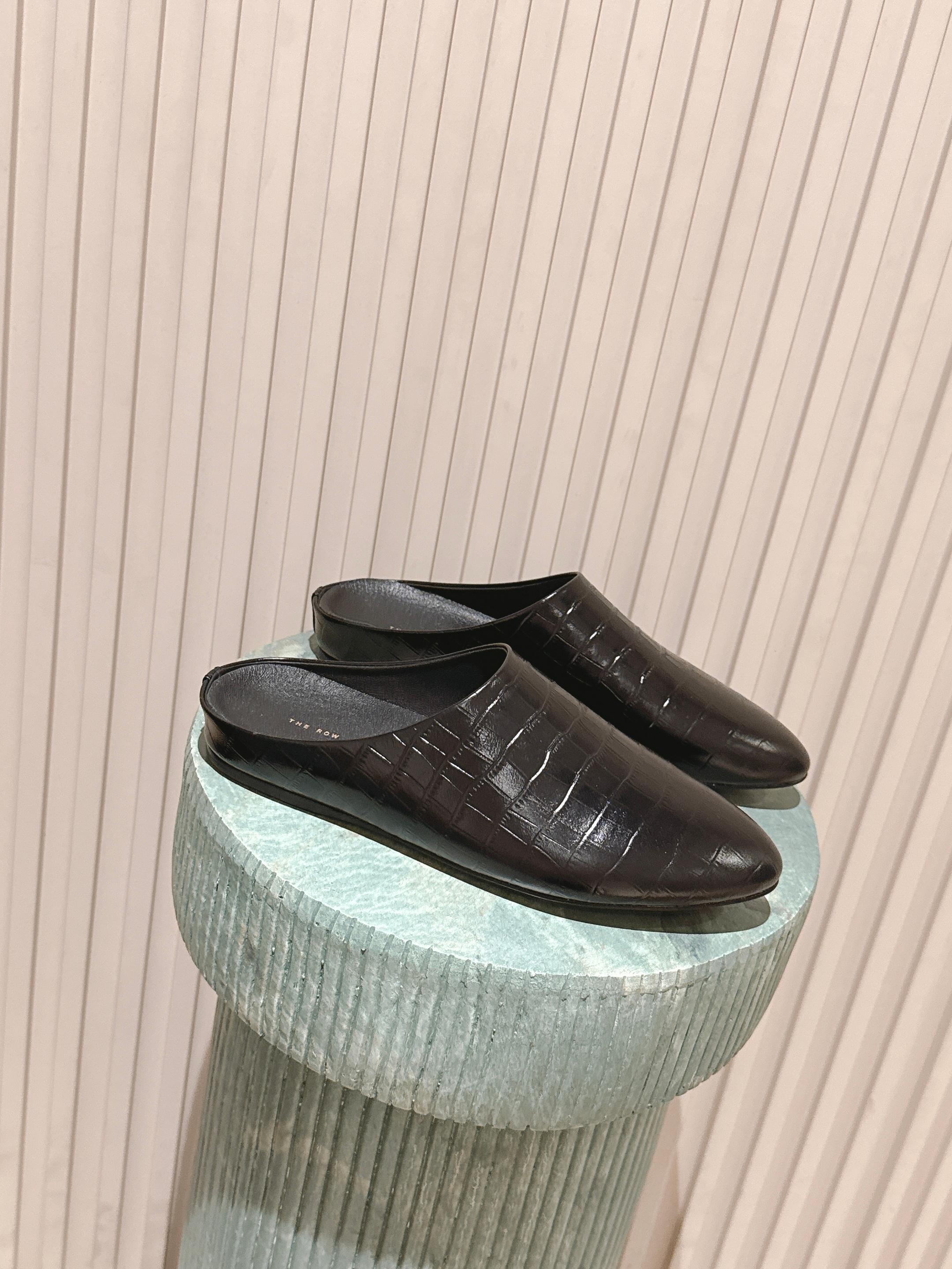 NO:593171,Purchasing agent The Row 25ss new autumn and winter retro large-toe bag-toe mop and half mop. When I first saw this shoe, I felt it was inconspicuous. It is very simple without too many decorations, but it has a bit of retro flavor, is cute and cute, and looks good with any combination!  Consistently minimalist style, without any logo embellishment, the whole pair of shoes looks simple but the craftsmanship is actually very difficult. It is made with an all-genuine leather last made by a master craftsman. It is not a lot of production capacity in a day and is super waste. It is comfortable and soft to wear on the bare feet and is skin-friendly. You don’t have to worry about the foot feel. Good wear is a must. It has an on-foot experience without wearing it. It is a style that you don’t want to take off. If you have high requirements for foot feel, close your eyes and buy it. It is a simple and versatile style~ The fabric is imported and the cowhide feels delicate and soft.  The inner lining is imported cowhide, the midsole and the mattress are all made of imported outsole. The original molded Italian genuine leather outsole is injection molded. Size#35-40 (custom-made in 40 units, non-refundable), semi-trailer, cowhide, Leather soles19860909代购级 The Row 25ss 秋冬新款复古大头包头拖 半拖 第一眼看到这个鞋子感觉不起眼,没有过多的装饰很简单 但带有点复古味呆萌可爱随意搭配都好看！一贯极简风格,没有任何logo点缀, 整双鞋子看似简单其实工艺很难,采用全真皮套楦制作工艺,出自老师傅制作 一天下来产能不多超级废料,上脚裸穿舒适柔软亲肤,脚感方面完全不可担心 好穿是必须的,穿若无穿的上脚体验,穿上就不想脱的款,对脚感要求高的闭眼入它简约百搭款~ 面料进口 牛皮手感细腻柔软 内里进口牛皮中底脚床垫脚都采用进 大底 原版开模意大利真皮大底注塑 Size#35-40（40订做不退换）,半拖,cowhide,Leather soles,Women's Shoes