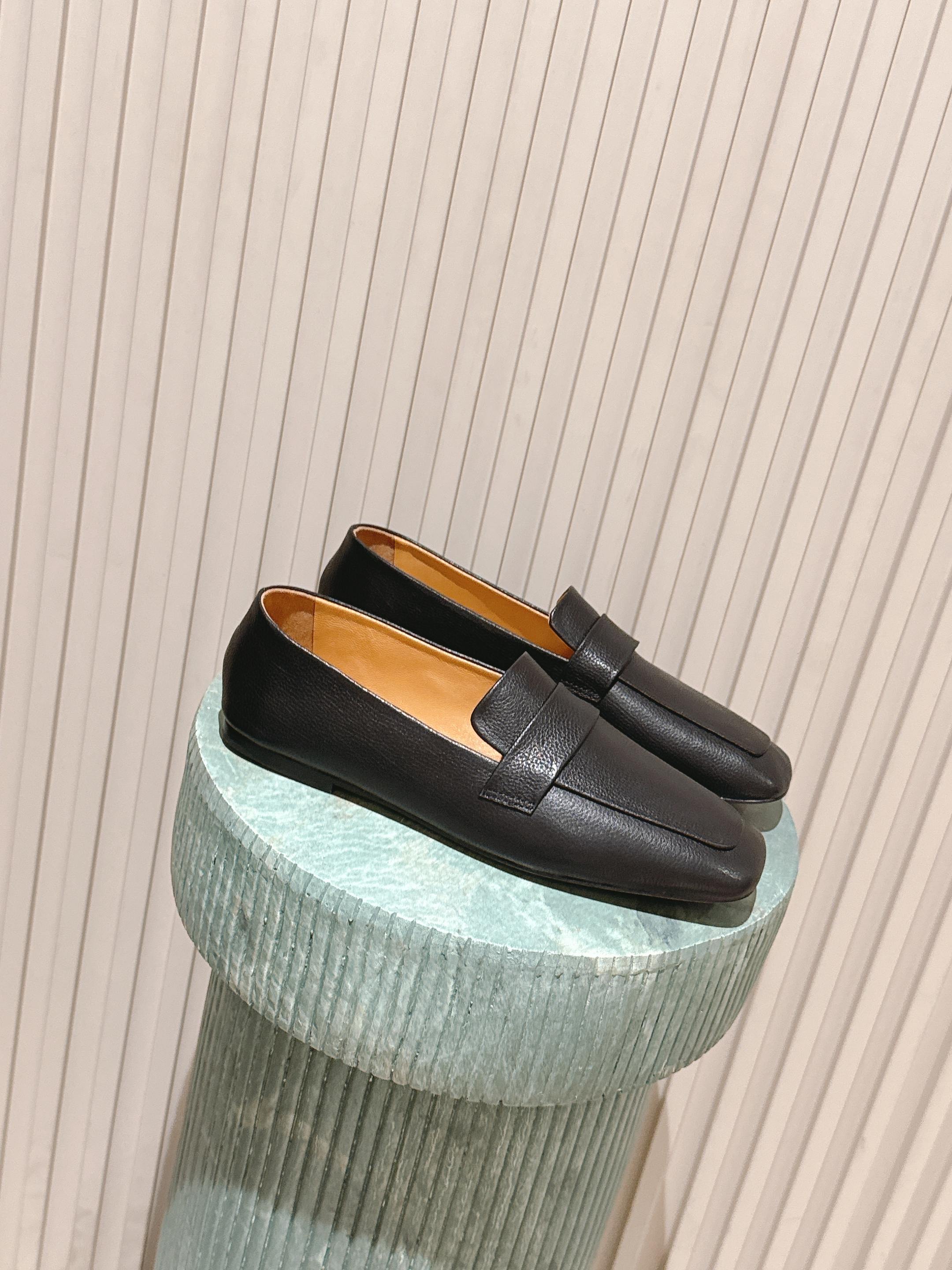 NO:593169,Top version: TheRo ·  These minimalist flat loafers with double toes are an example of a fusion of modernist design philosophy and traditional shoemaking craftsmanship. Through the extremely architectural square toe profile, the pure upper with no redundancy, and the extreme demands for materials and details, it has successfully created an eternal style that transcends seasons and trends. It is not only a pair of shoes, but also a style asset worth investing in, symbolizing a modern life attitude that understands the essence, is confident and calm. Material Sheepskin Lining Cow lining Outsole Imported genuine leather outsole from Italy  Shoe size 35-39 40 customized, non-returnable, loafers, loafers, sheepskin, Leather soles19860909顶级版本:TheRo·*25s 早秋新款系列 极简主义方头休闲乐福鞋 鞋头的方形轮廓并非简单的直角切割,而是经过精密计算的微钝或带有微妙弧度的立体方头.这需要对皮革的延展性和定型工艺有极高要求,以确保鞋头在穿着后依然能保持挺括的形态,而非塌陷变形. 这双方头极简平底乐福鞋,是一件融合了现代主义设计哲学与传统制鞋工艺的典范.通过极具建筑感的方头轮廓、毫无赘余的纯净鞋面,以及对材质与细节的极致苛求,成功地塑造出一种超越季节与潮流的永恒风格.不仅仅是一双鞋,更是一件值得投资的风格资产,象征着一种洞悉本质、自信从容的现代生活态度. 材质羊皮 内里牛里 大底意大利进口真皮大底 鞋码35-39 40定制不退换,乐福鞋,loafers,sheepskin,Leather soles,Women's Shoes