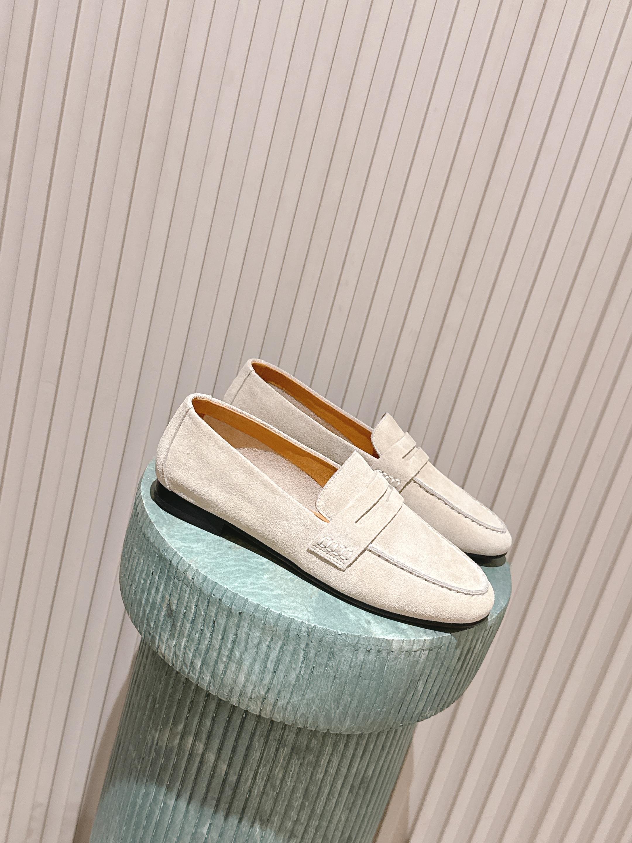 NO:646572,Top version: TheRo ·  These minimalist flat loafers with double toes are an example of a fusion of modernist design philosophy and traditional shoemaking craftsmanship. Through the extremely architectural square toe profile, the pure upper with no redundancy, and the extreme demands for materials and details, it has successfully created an eternal style that transcends seasons and trends. It is not only a pair of shoes, but also a style asset worth investing in, symbolizing a modern life attitude that understands the essence, is confident and calm. Material Sheepskin Lining Cow lining Outsole Imported genuine leather outsole from Italy  Shoe size 35-39 40 customized, non-returnable, loafers, loafers, sheepskin, Leather soles19860909顶级版本:TheRo·*25s 早秋新款系列 极简主义方头休闲乐福鞋 鞋头的方形轮廓并非简单的直角切割,而是经过精密计算的微钝或带有微妙弧度的立体方头.这需要对皮革的延展性和定型工艺有极高要求,以确保鞋头在穿着后依然能保持挺括的形态,而非塌陷变形. 这双方头极简平底乐福鞋,是一件融合了现代主义设计哲学与传统制鞋工艺的典范.通过极具建筑感的方头轮廓、毫无赘余的纯净鞋面,以及对材质与细节的极致苛求,成功地塑造出一种超越季节与潮流的永恒风格.不仅仅是一双鞋,更是一件值得投资的风格资产,象征着一种洞悉本质、自信从容的现代生活态度. 材质羊皮 内里牛里 大底意大利进口真皮大底 鞋码35-39 40定制不退换,乐福鞋,loafers,sheepskin,Leather soles,Women's Shoes