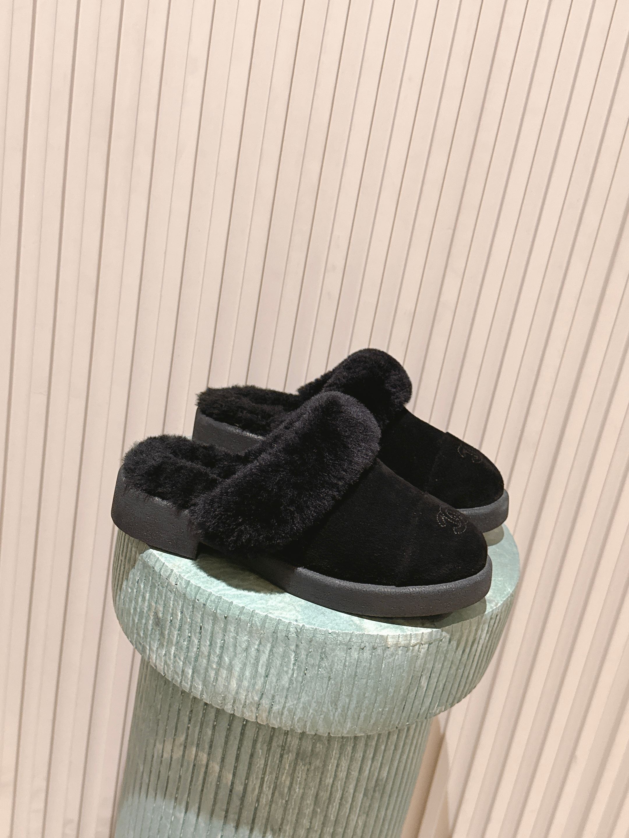 NO:593163,Top version: Half-slip Chanel 25k new autumn and winter furry slippers and half-slippers. Classic, high-end, elegant, gentle, and as you wish ~ super beautiful and comfortable on the feet. The thick soles show your temperament. The fabric is imported sheep's curly wool, soft and comfortable. Wool lining. Original outsole. Size 35-40, half-slip snow boots, chanel, chanel, boots, slippers.19860909顶级版本: 半拖款 香奈儿 chanel 25k 秋冬新款毛毛拖鞋半拖 经典高级优雅温柔随心所欲 ～ 上脚超级无敌好看舒服 厚底更彰显气质 面料进口羊卷毛 柔软舒适 内里羊毛 鞋底原版大底 码数35-40,半拖雪地靴,chanel,chanel,boots,slippers,Women's Shoes