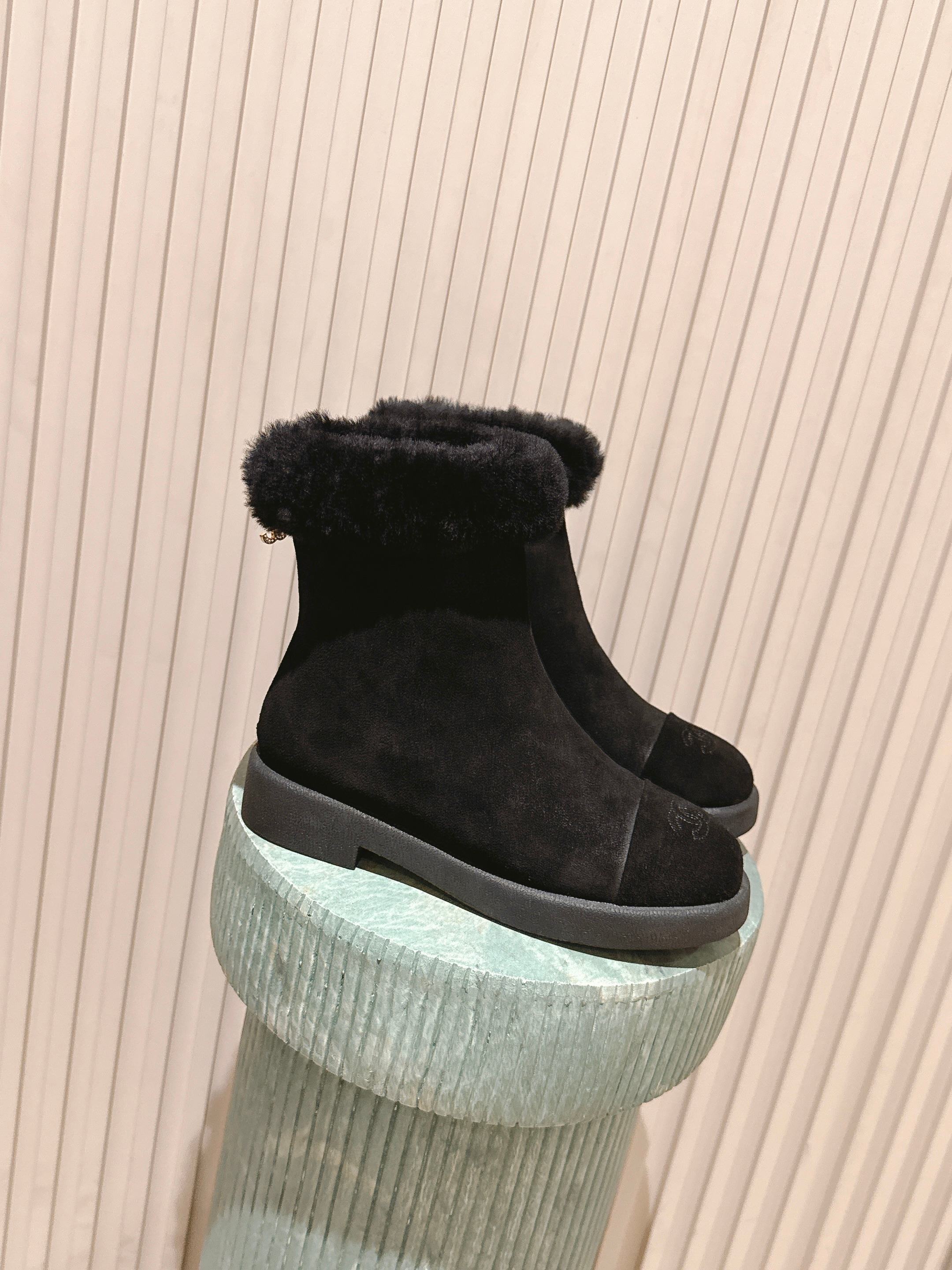 NO:593165,Top version: Chanel 25k new furry snow boots for autumn and winter. Classic, high-end, elegant, gentle and easy to follow. Super beautiful and comfortable on the feet. Thick soles make you taller and slimmer, and show your temperament. The fabric is imported wool, soft and comfortable. Wool lining. Original outsole. Size 35-40, half-slip snow boots, chanel, chanel, boots.19860909顶级版本: 香奈儿 chanel 25k 秋冬新款毛毛鞋雪地靴 经典高级优雅温柔随心所欲 ～ 上脚超级无敌好看舒服 厚底增高显瘦更彰显气质 面料进口羊卷毛 柔软舒适 内里羊毛 鞋底原版大底 码数35-40,半拖雪地靴,chanel,chanel,boots,Women's Shoes