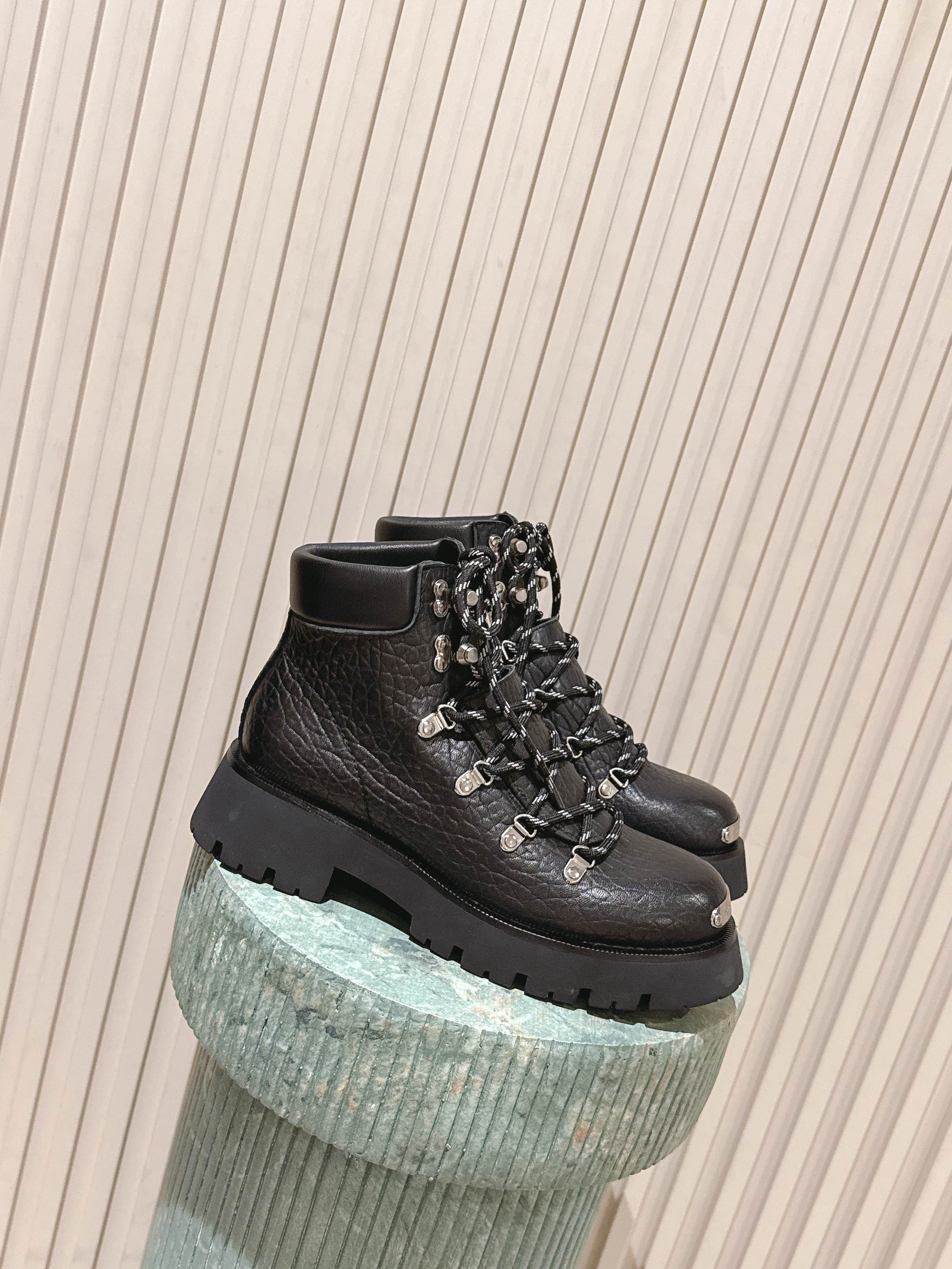 NO:593161,Top version: Alexander Wang 25ss new lace-up thick soles. This pair of thick soles from King is definitely a must-have for leg muscles. It makes you look taller and thinner. It is black and classic and versatile~~ The leather surface is matched with a laser logo, the strap design and the 7cm thick sole make it easy to have long legs!  Original cowhide upper, sheepskin lining, original rubber outsole, sole thickness 7cm, Size#35-39 (40 41 customized, non-returnable), boots, alexander wang, boots, cowhide, sheepskin19860909顶级版本:Alexander Wang 大王25ss新款 系带 厚底  大王这双厚底 绝对是腿精必备神器 显高瘦,黑色经典百搭王~~ 皮面搭配激光Logo,绑带设计加上7cm厚底轻松拥有大长腿！ 鞋面原版牛皮 内里羊皮 鞋底原版橡胶大底 底厚7cm Size#35-39 (40 41定做不退换）,靴子,alexander wang,boots,cowhide,sheepskin,Women's Shoes